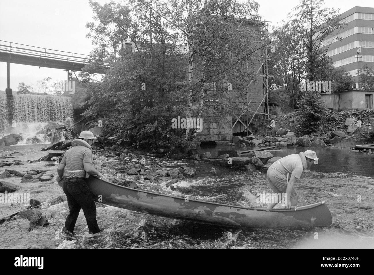 Réel 31 - 2 - 1973 : dans un canoë à travers OsloIl est-il possible de pagayer Akerselva dans un canoë? Aktuell équipa une expédition qui devait essayer de faire son chemin de Maridalsvannet au quai de Kølapålsen. Photo : ODD Ween / Aktuell / NTB ***PHOTO NON TRAITÉE*** Banque D'Images