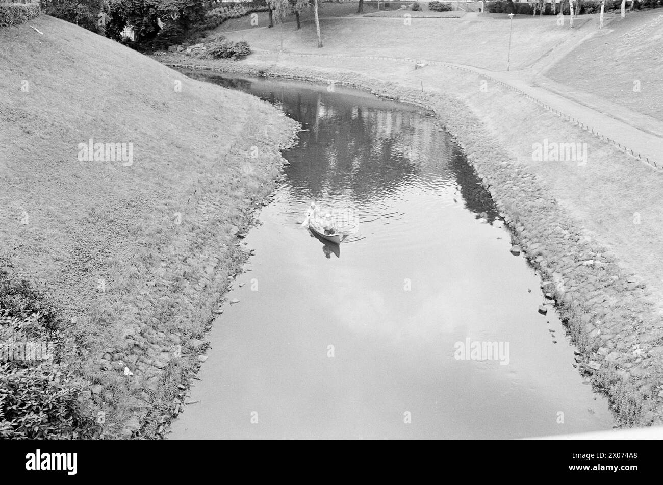Réel 31 - 2 - 1973 : dans un canoë à travers OsloIl est-il possible de pagayer Akerselva dans un canoë? Aktuell équipa une expédition qui devait essayer de faire son chemin de Maridalsvannet au quai de Kølapålsen. Photo : ODD Ween / Aktuell / NTB ***PHOTO NON TRAITÉE*** Banque D'Images