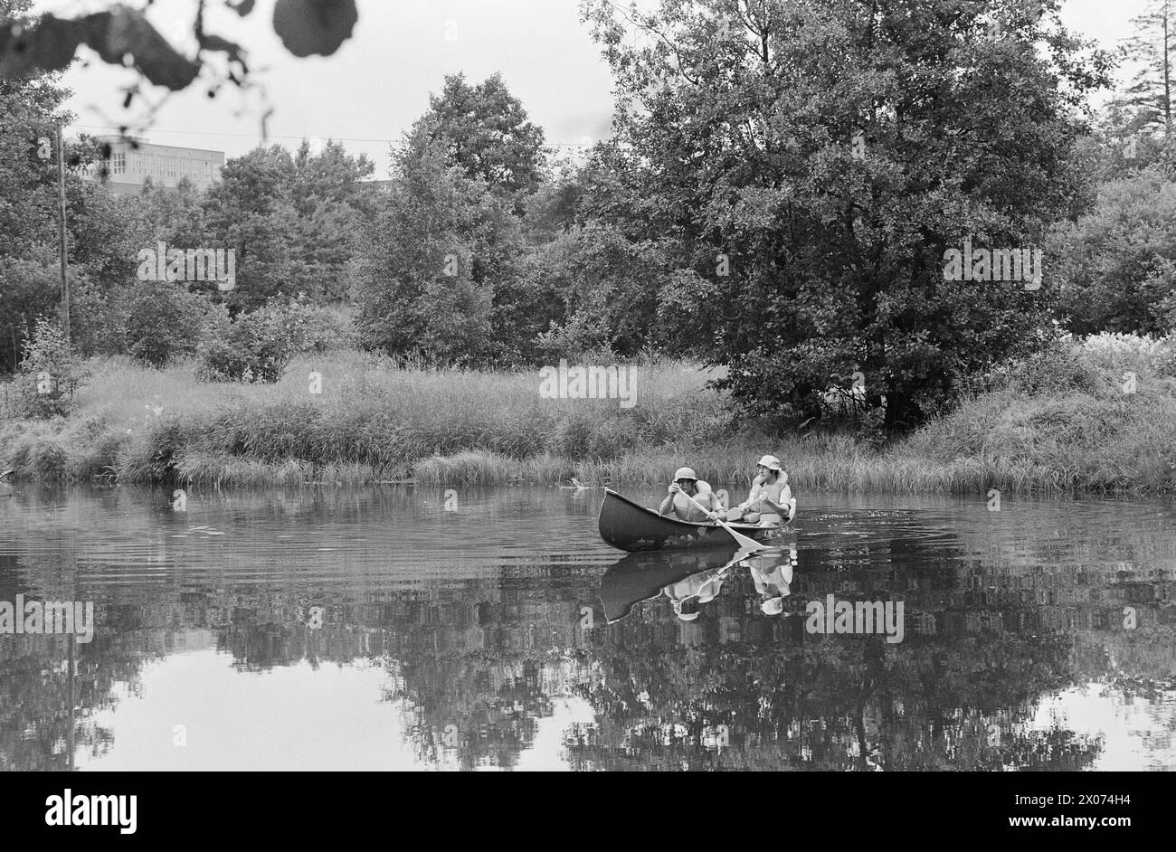 Réel 31 - 2 - 1973 : dans un canoë à travers OsloIl est-il possible de pagayer Akerselva dans un canoë? Aktuell équipa une expédition qui devait essayer de faire son chemin de Maridalsvannet au quai de Kølapålsen. Photo : ODD Ween / Aktuell / NTB ***PHOTO NON TRAITÉE*** Banque D'Images