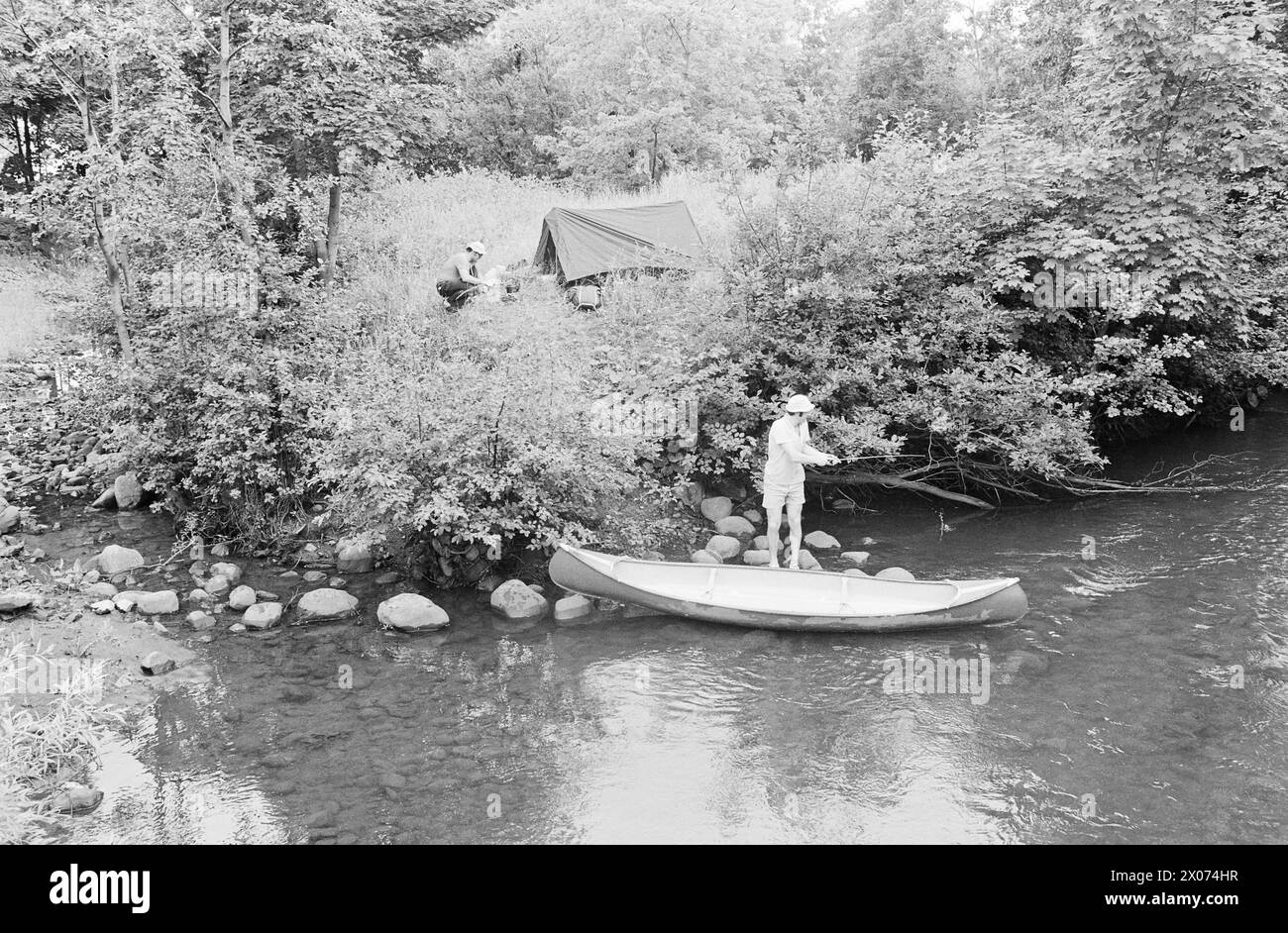 Réel 31 - 2 - 1973 : dans un canoë à travers OsloIl est-il possible de pagayer Akerselva dans un canoë? Aktuell équipa une expédition qui devait essayer de faire son chemin de Maridalsvannet au quai de Kølapålsen. 5 bien avant le coucher du soleil, nous avons installé le camp. À cause des animaux sauvages et des indigènes hostiles, nous avons décidé de camper sur une île dans la rivière. Cette île presque intacte, qui n'avait pas de nom sur la carte, est située entre de grands bâtiments juste à côté de Maridalsveien. Nous avions passé à la fois Store Ringvei et la grande zone industrielle de Christiania Spigerverk dans le long terme d'aujourd'hui. Au Spigerverket, nous soutenons également Banque D'Images