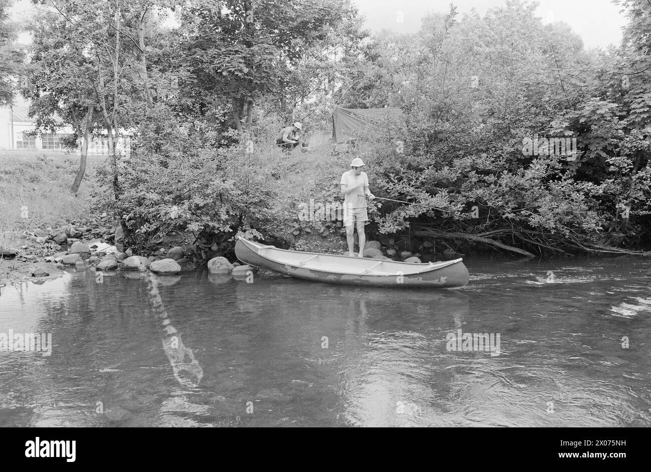 Réel 31 - 2 - 1973 : dans un canoë à travers OsloIl est-il possible de pagayer Akerselva dans un canoë? Aktuell équipa une expédition qui devait essayer de faire son chemin de Maridalsvannet au quai de Kølapålsen. 5 bien avant le coucher du soleil, nous avons installé le camp. À cause des animaux sauvages et des indigènes hostiles, nous avons décidé de camper sur une île dans la rivière. Cette île presque intacte, qui n'avait pas de nom sur la carte, est située entre de grands bâtiments juste à côté de Maridalsveien. Nous avions passé à la fois Store Ringvei et la grande zone industrielle de Christiania Spigerverk dans le long terme d'aujourd'hui. Au Spigerverket, nous soutenons également Banque D'Images