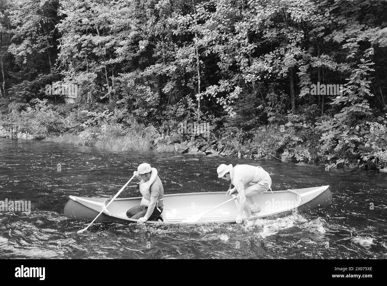 Réel 31 - 2 - 1973 : dans un canoë à travers OsloIl est-il possible de pagayer Akerselva dans un canoë? Aktuell équipa une expédition qui devait essayer de faire son chemin de Maridalsvannet au quai de Kølapålsen. Les sources du Nil avaient été découvertes auparavant ; les hommes avaient laissé des empreintes de pas sur la lune jaune ; Stanley avait trouvé Livingstone. Nous sommes nés trop tard, il n'y avait plus rien pour être célèbres. Jusqu'à ce que nous lisions sur Akerselva dans un vieux livre. Akerselva est une rivière qui coule à travers Oslo et devient de plus en plus sale, et jamais un homme blanc ne l'a vaincu auparavant ; pas en canoë. Les premiers blancs de Banque D'Images