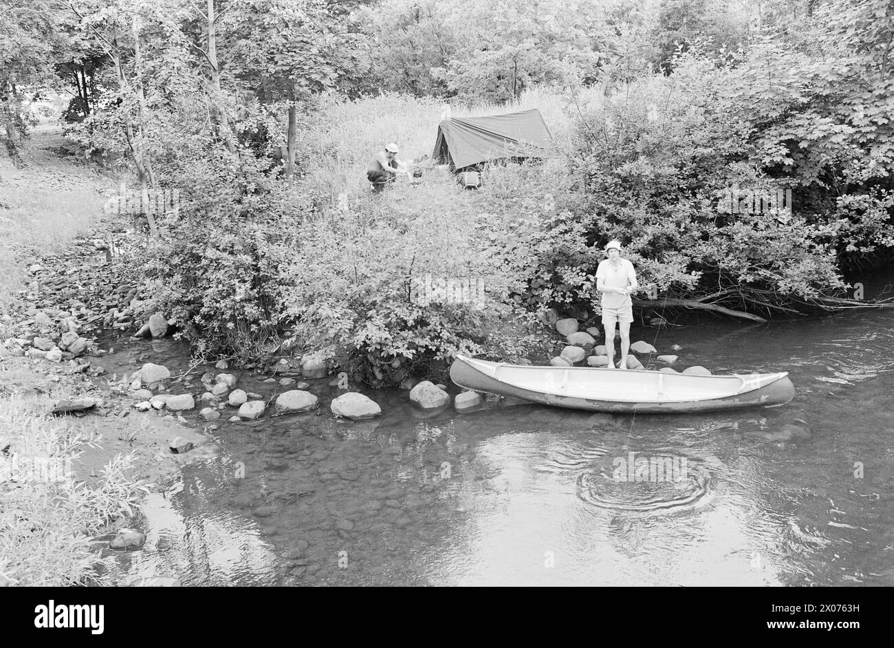 Réel 31 - 2 - 1973 : dans un canoë à travers OsloIl est-il possible de pagayer Akerselva dans un canoë? Aktuell équipa une expédition qui devait essayer de faire son chemin de Maridalsvannet au quai de Kølapålsen. 5 bien avant le coucher du soleil, nous avons installé le camp. À cause des animaux sauvages et des indigènes hostiles, nous avons décidé de camper sur une île dans la rivière. Cette île presque intacte, qui n'avait pas de nom sur la carte, est située entre de grands bâtiments juste à côté de Maridalsveien. Nous avions passé à la fois Store Ringvei et la grande zone industrielle de Christiania Spigerverk dans le long terme d'aujourd'hui. Au Spigerverket, nous soutenons également Banque D'Images