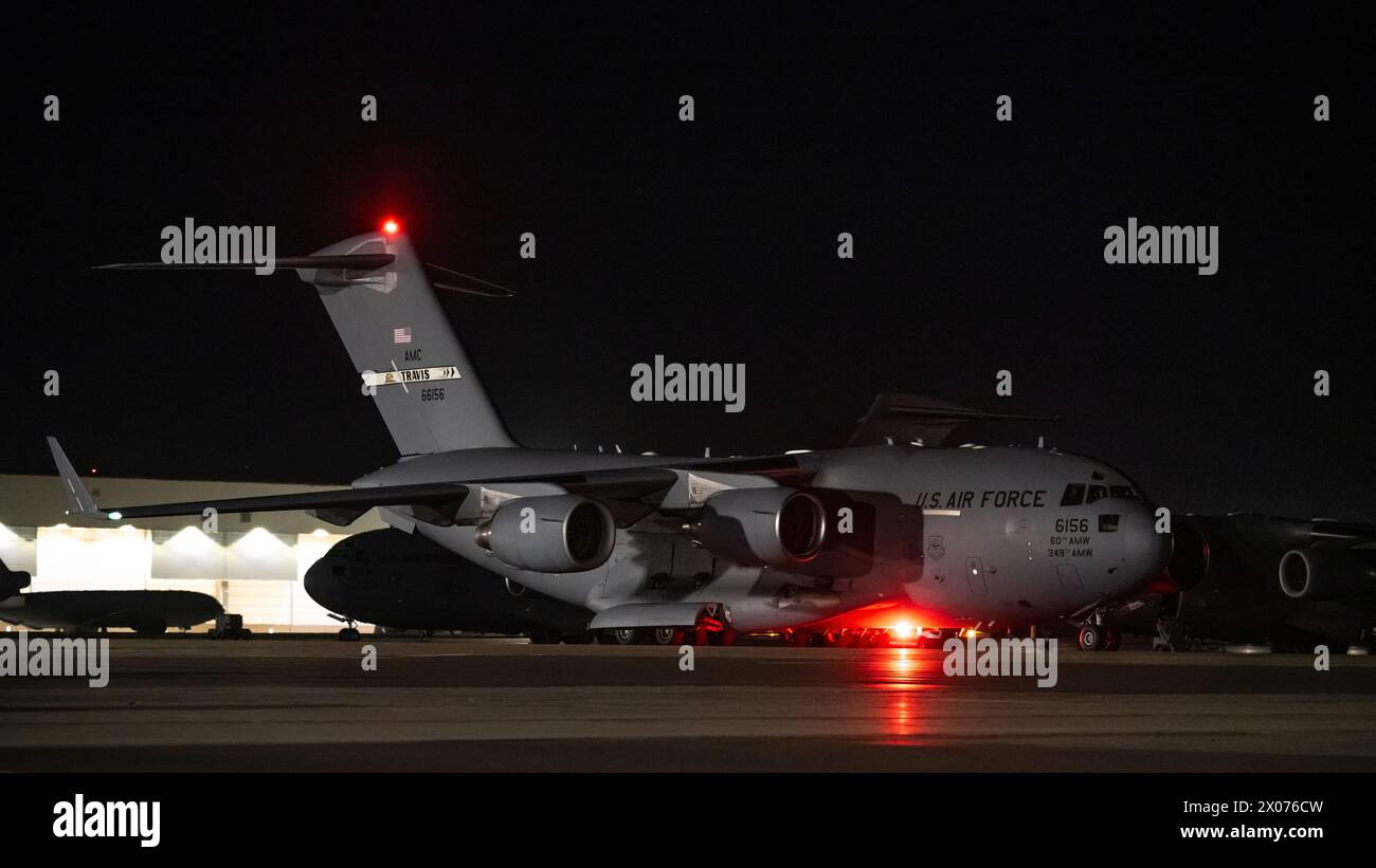 Un C-17 Globemaster III de l'US Air Force taxis sur la ligne de vol à Travis Air Force base, Californie, le 1er avril 2024 Banque D'Images