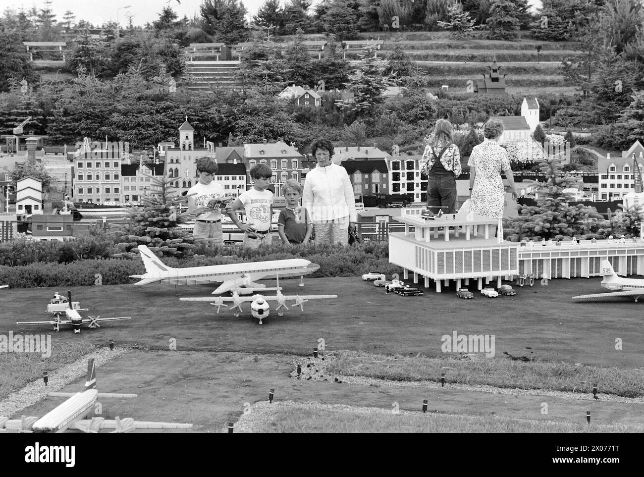 Current 30 - 6 - 1973 : Playland pour les jeunes et les anciens Legoland est un mini-Royaume qui ne vit que sur le tourisme. L’année dernière, ce monde fantastique près de Billund au Danemark a été visité par plus de 777 000 personnes enthousiastes, jeunes et moins jeunes. Le pic de visite en une journée est de 20 000 personnes. Legoland est un monde d'aventure pour les enfants, mais il attire encore plus d'adultes. L'année dernière, 70 % des visiteurs étaient des adultes. Legoland a également son «grand aéroport» avec des répliques exactes de nombreux types d'avions, tours radar et bâtiments d'expédition, tous construits à partir de blocs de construction, - très populaire. Photo : IVA Banque D'Images