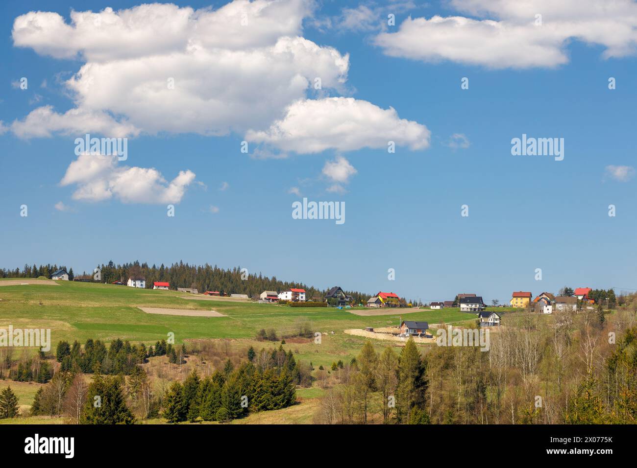 Un paysage montagneux avec des villages sur les collines dans le sud de la Pologne, Europe. Banque D'Images