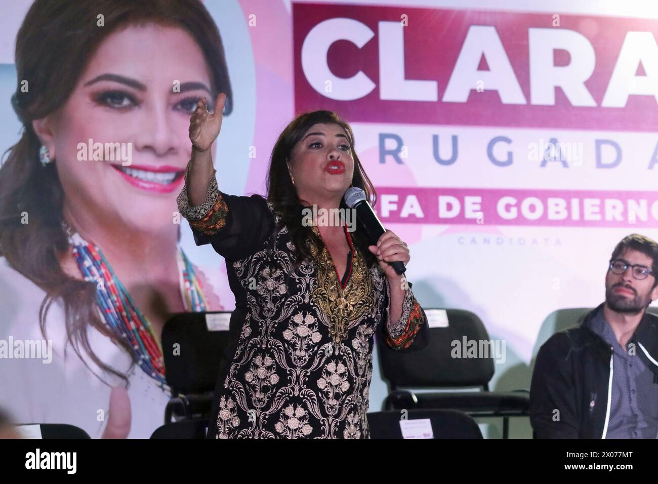 Mexico, Mexique. 09th Apr, 2024. Clara Brugada, candidate à la tête du gouvernement de Mexico pour la coalition "continuons à faire l'histoire", s'exprime lors d'une Assemblée territoriale avec des habitants du quartier Mesa Los Hornos au bureau du maire de Tlalpan. Crédit : SOPA images Limited/Alamy Live News Banque D'Images