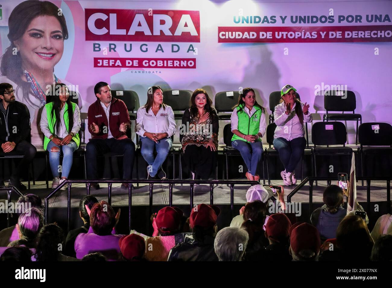 Mexico, Mexique. 09th Apr, 2024. Clara Brugada, candidate à la tête du gouvernement de Mexico pour la coalition "continuons à faire l'histoire", dirige une Assemblée territoriale avec les habitants du quartier Mesa Los Hornos au bureau du maire de Tlalpan. (Photo de José Luis Torales/SOPA images/SIPA USA) crédit : SIPA USA/Alamy Live News Banque D'Images