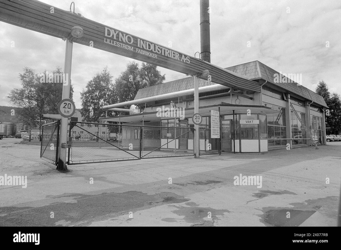 Effectif 30 - 1 - 1973 : pas de contrôle du poison carsjour et nuit, des transports chimiques dangereux roulent sur nos routes - et à travers des zones résidentielles densément peuplées. Nous avons encore peu de choses à montrer pour le jour où l'accident sera terminé. Mais Akershus est en train de cartographier les transports de poison, en même temps qu’un département spécialement formé aux opérations de foudre sera mis en place à Oslo. Il existe un grand nombre d'entreprises chimiques industrielles à Oslo et dans les environs. Beaucoup d'entre eux utilisent des produits chimiques dangereux comme matières premières. Photo : ODD Ween / Aktuell / NTB ***PHOTO NON TRAITÉE*** Banque D'Images