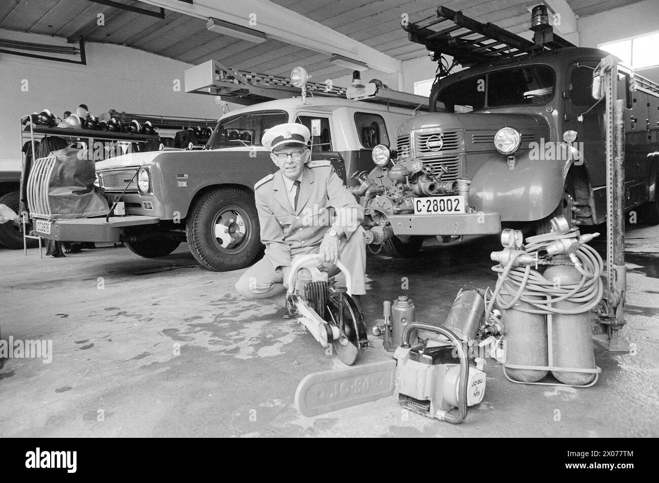 Effectif 30 - 1 - 1973 : pas de contrôle du poison carsjour et nuit, des transports chimiques dangereux roulent sur nos routes - et à travers des zones résidentielles densément peuplées. Nous avons encore peu de choses à montrer pour le jour où l'accident sera terminé. Mais Akershus est en train de cartographier les transports de poison, en même temps qu’un département spécialement formé aux opérations de foudre sera mis en place à Oslo. Chef des pompiers Jørgen Høgetveit à Lørenskog : le service des pompiers doit être informé du transport et du stockage de substances toxiques. Photo : ODD Ween / Aktuell / NTB ***PHOTO NON TRAITÉE*** Banque D'Images