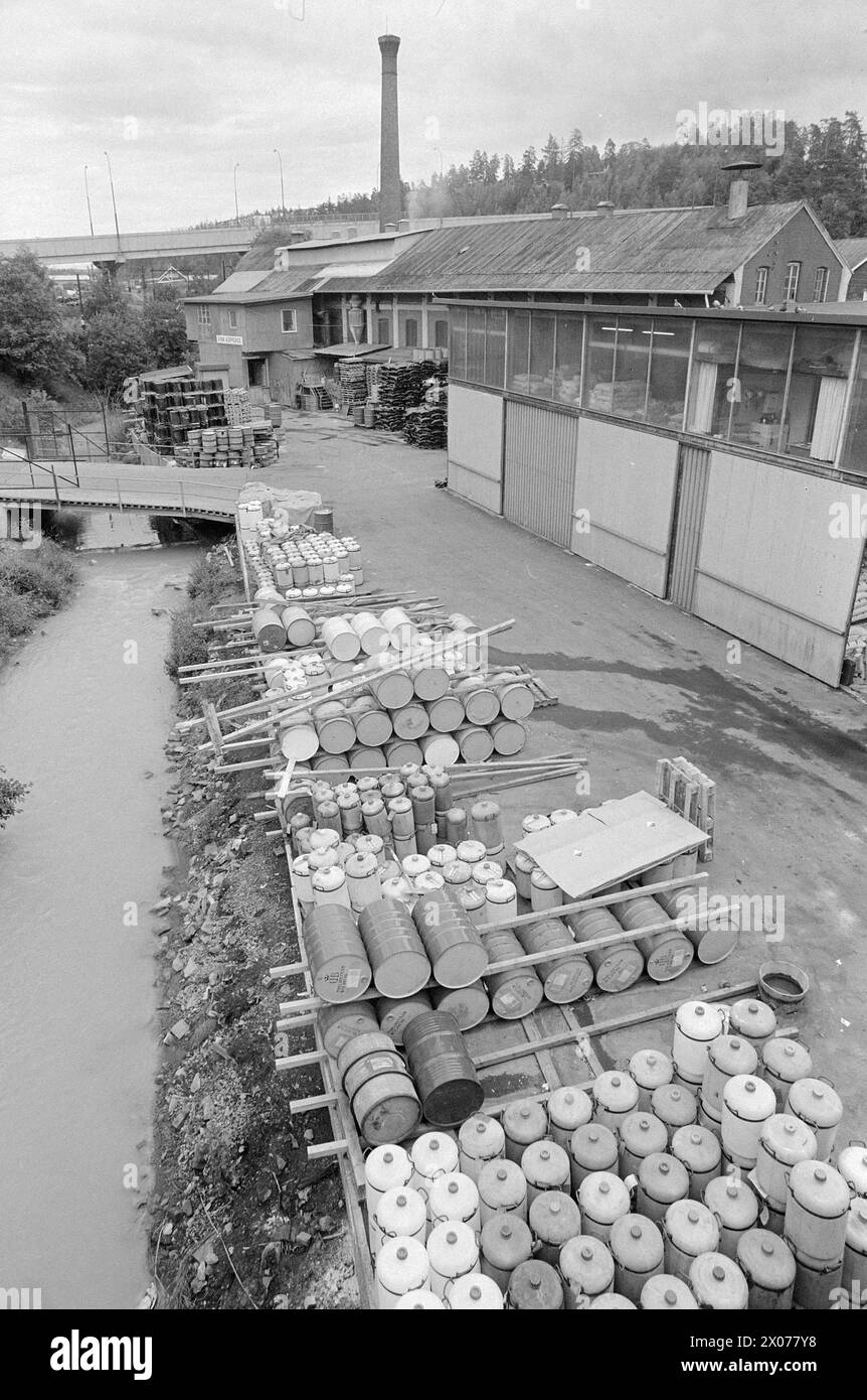 Effectif 30 - 1 - 1973 : pas de contrôle du poison carsjour et nuit, des transports chimiques dangereux roulent sur nos routes - et à travers des zones résidentielles densément peuplées. Nous avons encore peu de choses à montrer pour le jour où l'accident sera terminé. Mais Akershus est en train de cartographier les transports de poison, en même temps qu’un département spécialement formé aux opérations de foudre sera mis en place à Oslo. Il existe un grand nombre d'entreprises chimiques industrielles à Oslo et dans les environs. Beaucoup d'entre eux utilisent des produits chimiques dangereux comme matières premières. Photo : ODD Ween / Aktuell / NTB ***PHOTO NON TRAITÉE*** Banque D'Images