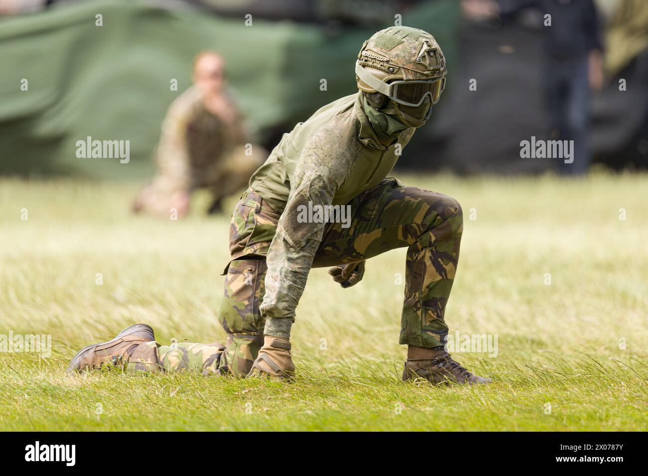 Un observateur avancé de l'armée néerlandaise attendant l'atterrissage de l'hélicoptère Banque D'Images