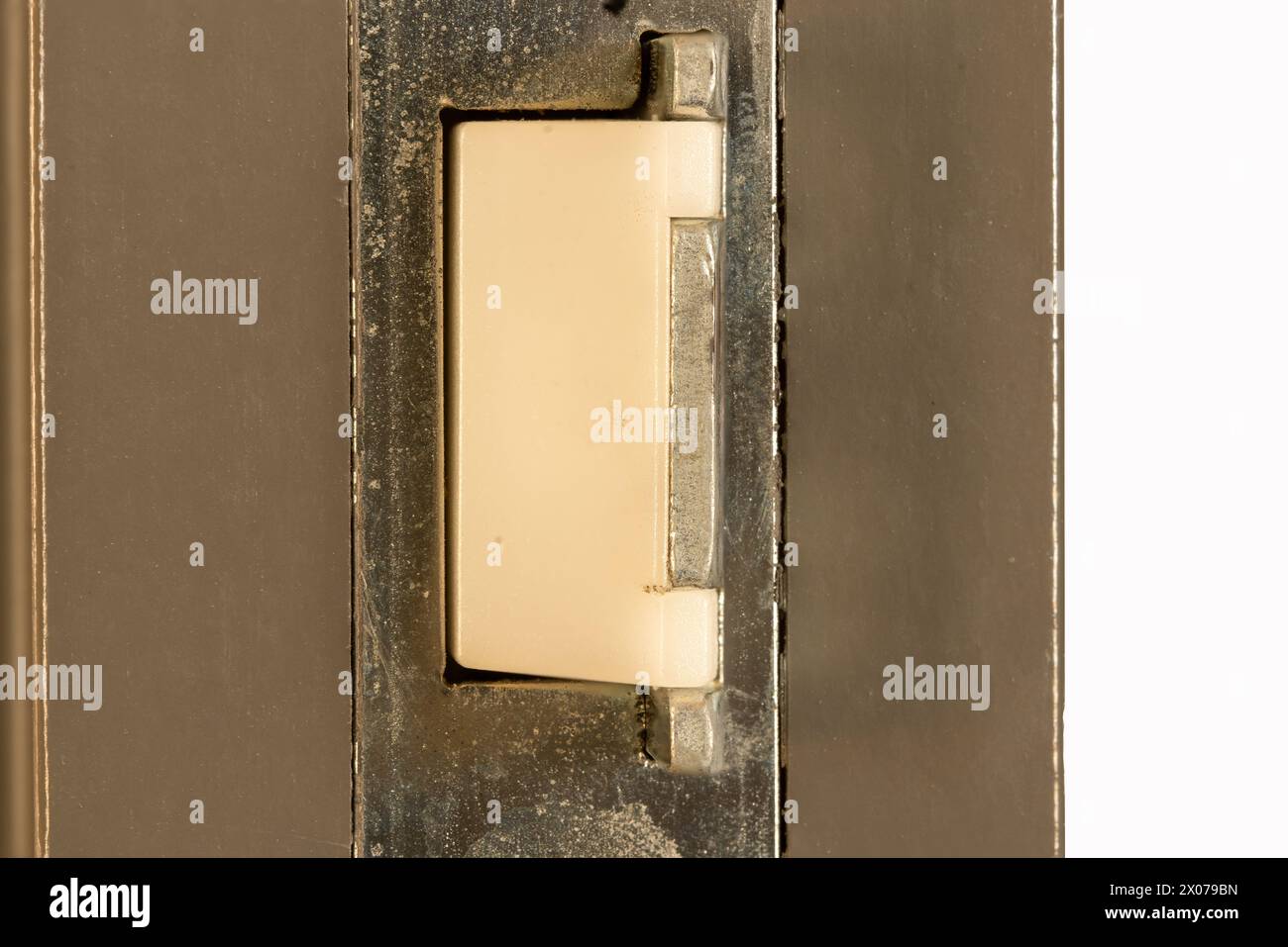 Gros plan du loquet de porte moderne avec du plastique blanc et du métal. Banque D'Images