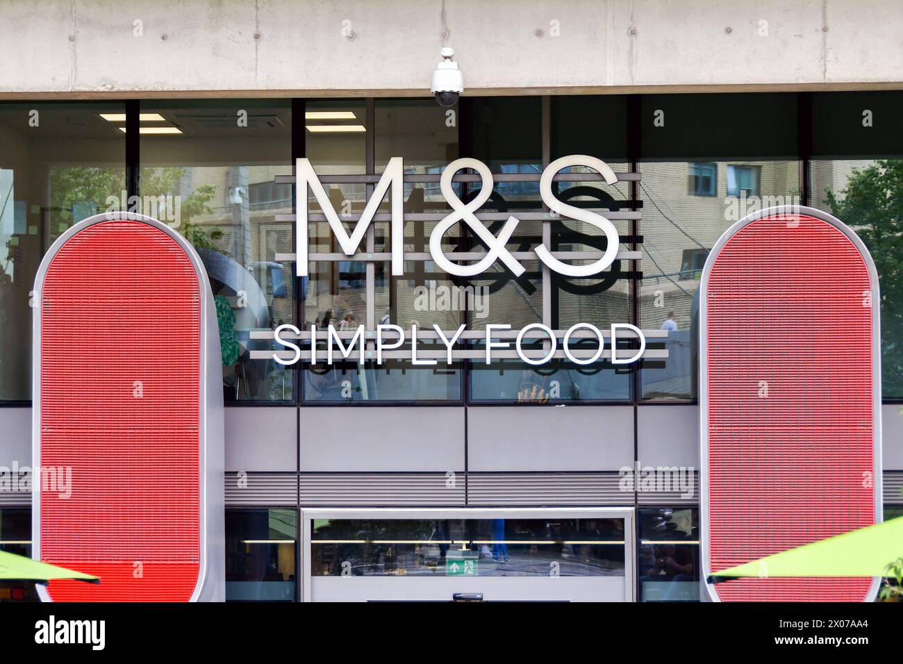 Londres, Angleterre, Royaume-Uni - 27 juin 2023 : panneau sur le devant d'une succursale de Marks & Spencer dans le centre de Londres Banque D'Images