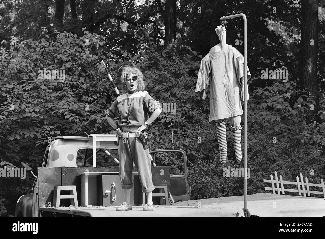 Current 31 - 3 - 1973 : clowns dans le parkClowning dans le parc cette année, le théâtre d'été Frognerparken propose des clowns. La pièce 'Klaban Klovn' doit d'abord et avant tout être amusante - et amuser les jeunes et les moins jeunes. Dans les rôles, nous trouvons par exemple a. Thea Stabell, Rut Tellefsen, Jan Wiig et Rolf Arly Lund. L'horrible chef de l'école voyou, Miss Gruelig Gromp, peut être trouvée tout au long du mois d'août à Frognerparken, sous le couvert de Thea Stabell. Photo : Ivar Aaserud / Aktuell / NTB ***PHOTO NON TRAITÉE*** Banque D'Images