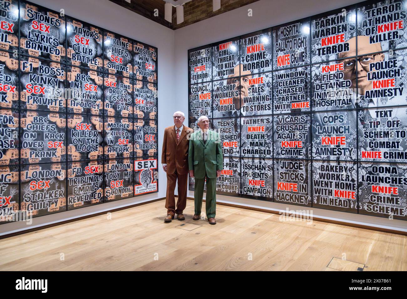 10/04/2024. Londres, Royaume-Uni les artistes Gilbert Prousch et George Passmore, connus sous le nom de Gilbert & George célèbrent une année du Gilbert & George Centre à Londres, avec leur deuxième exposition « LONDON PICTURES ». Le plus grand groupe de photos créées par Gilbert & George, les « LONDON PICTURES » offrent à la fois un répertoire du comportement humain urbain et un portrait moral de notre époque. Brutales et déclamatoires, ces images couvantes et inquiétantes ont été créées à partir du tri et de la classification par sujet de 3 712 affiches de journaux volées par Gilbert & George depuis plusieurs années. Crédit photo : Ray Tang. Banque D'Images