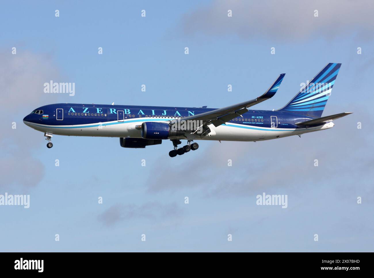 Un Boeing 767-300 AZAL Azerbaijan Airlines approche de l'aéroport de Londres Gatwick Banque D'Images