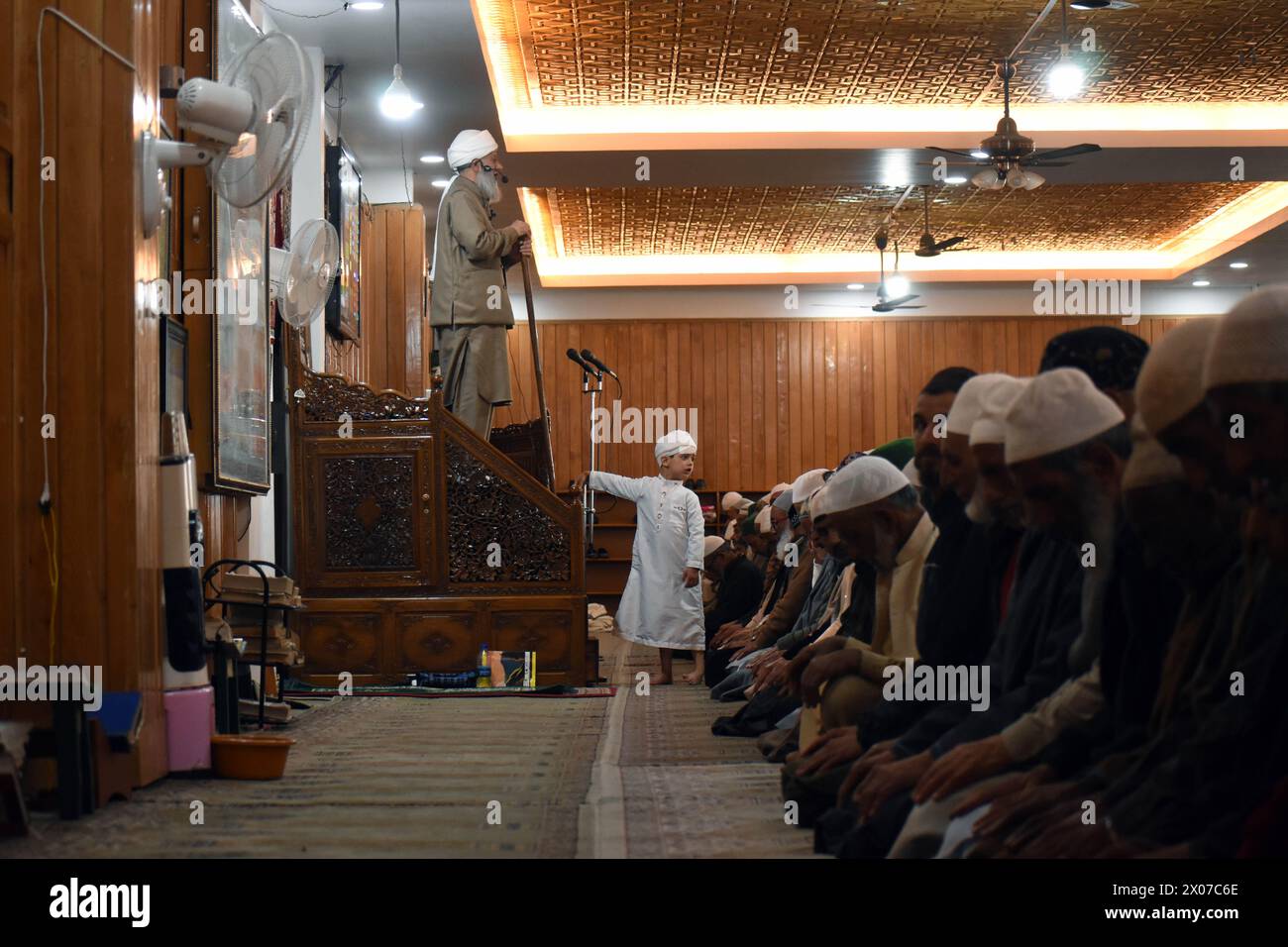 Srinagar, Inde. 10 avril 2024. A Srinagar, Cachemire, Inde, le 10 avril 2024 : au milieu de la joyeuse attente de l'Aïd ul-Fitr, l'Imam du Cachemire livre un Khutba (sermon) sincère aux fidèles, marquant la fin de la période de jeûne du Ramadan et inaugurant la célébration de l'Aïd ul-Fitr. (Photo de Danish Showkat/Sipa USA) crédit : Sipa USA/Alamy Live News Banque D'Images