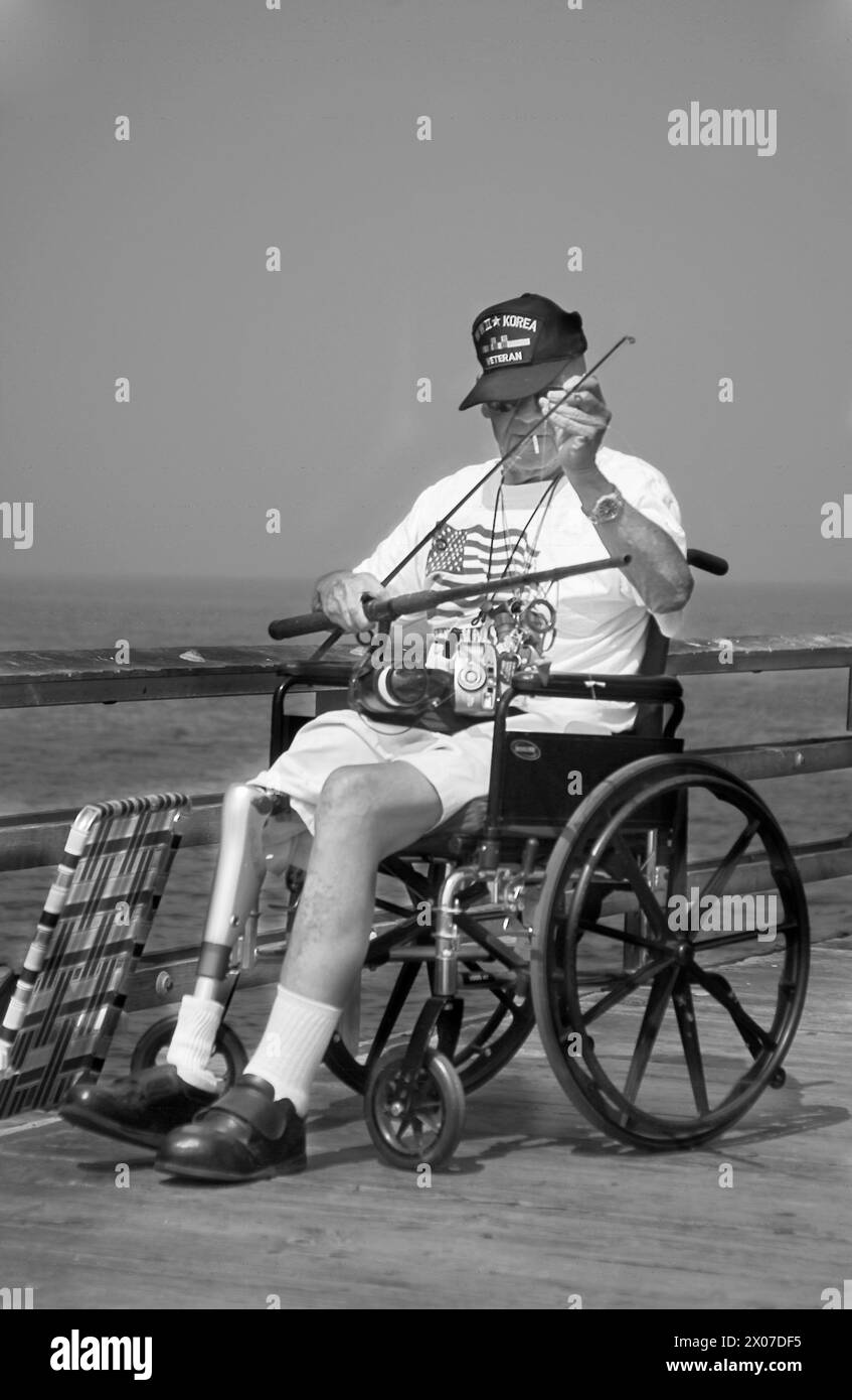 Vétéran de la guerre de Corée pêchant le long de la rive de la baie de Chesapeake en Virginie, aux États-Unis. Banque D'Images