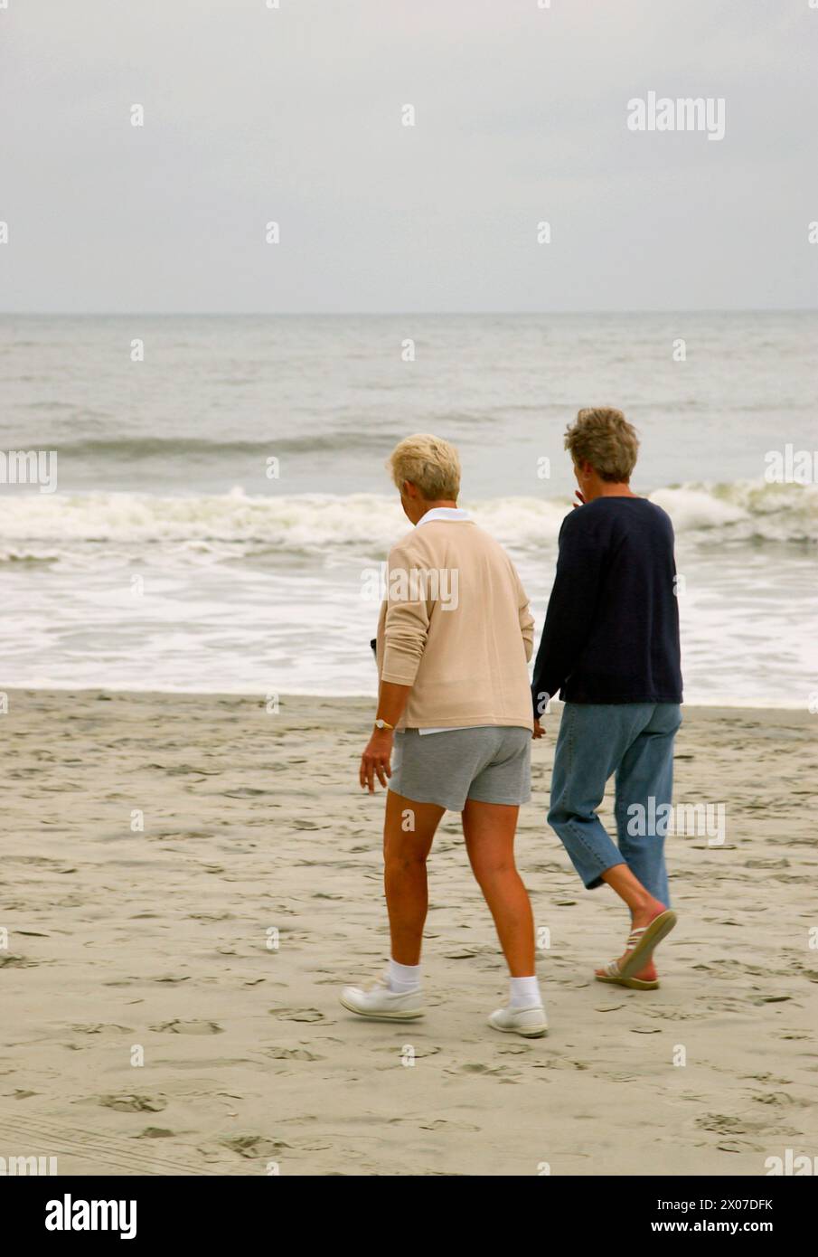 Couple caucasien marchant le long de la plage de Myrtle Beach, Caroline du Sud, États-Unis. Banque D'Images