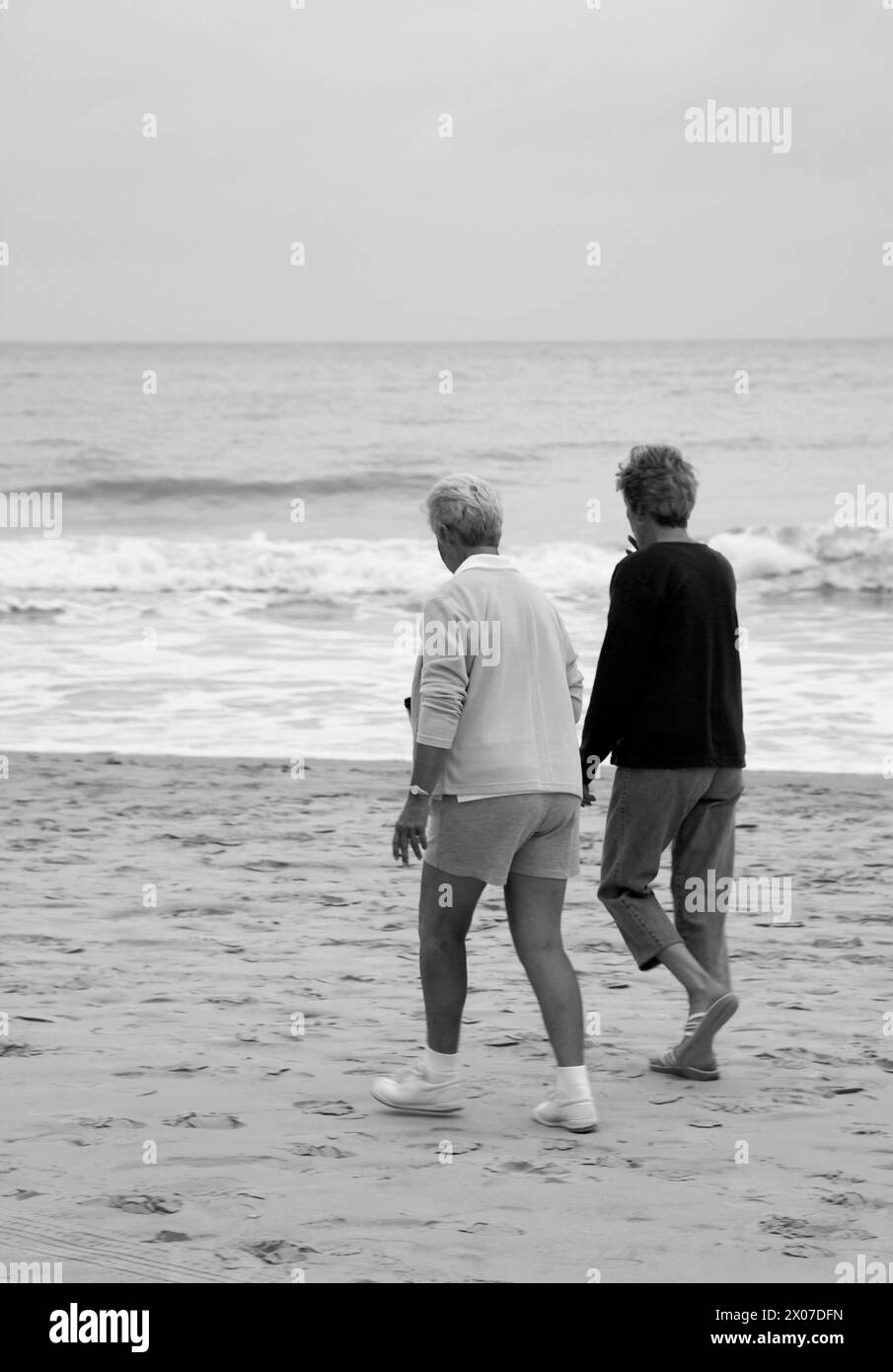 Couple caucasien marchant le long de la plage de Myrtle Beach, Caroline du Sud, États-Unis. Banque D'Images