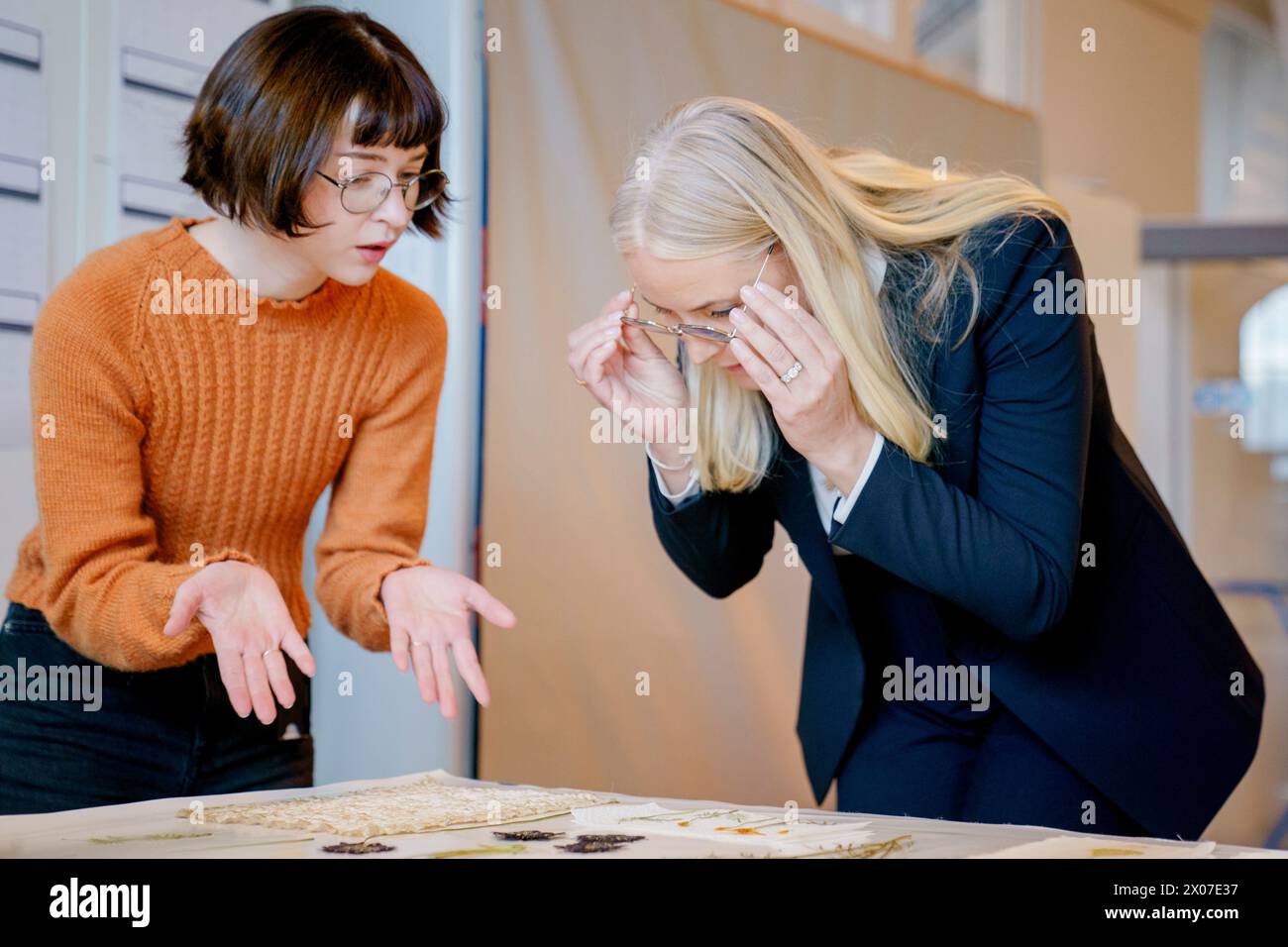 Oslo 20240410.Ingrid Hopland Gimse, étudiante à la maîtrise, montre l'impression textile de la princesse mette-Marit lors de sa visite à l'Académie des arts d'Oslo Photo : Stian Lysberg Solum / NTB Banque D'Images