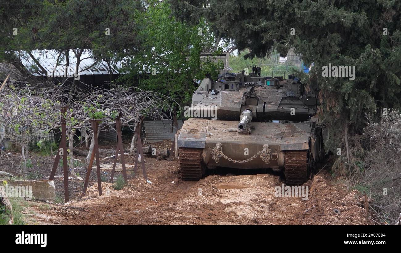 Une unité de chars israéliens est déployée dans la ville israélienne de Metula, située près de la frontière libanaise, et ses résidents ont été évacués depuis que les tirs transfrontaliers ont commencé avec le groupe militant du Hezbollah après les attaques du 7 octobre par des militants palestiniens de la bande de Gaza le 9 avril, 2024 à Metula, Israël. Banque D'Images