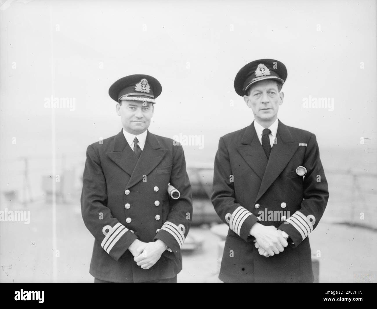 Le 15 octobre 1942 à Greenock, les habitants de Fifeshire adoptent le nouveau croiseur de classe Dido HMS Bellona. Le commandant A.R. Murray-Smith et le capitaine C.F. Norris assistent à la cérémonie alors que la plaque du comté est remise au navire. Banque D'Images
