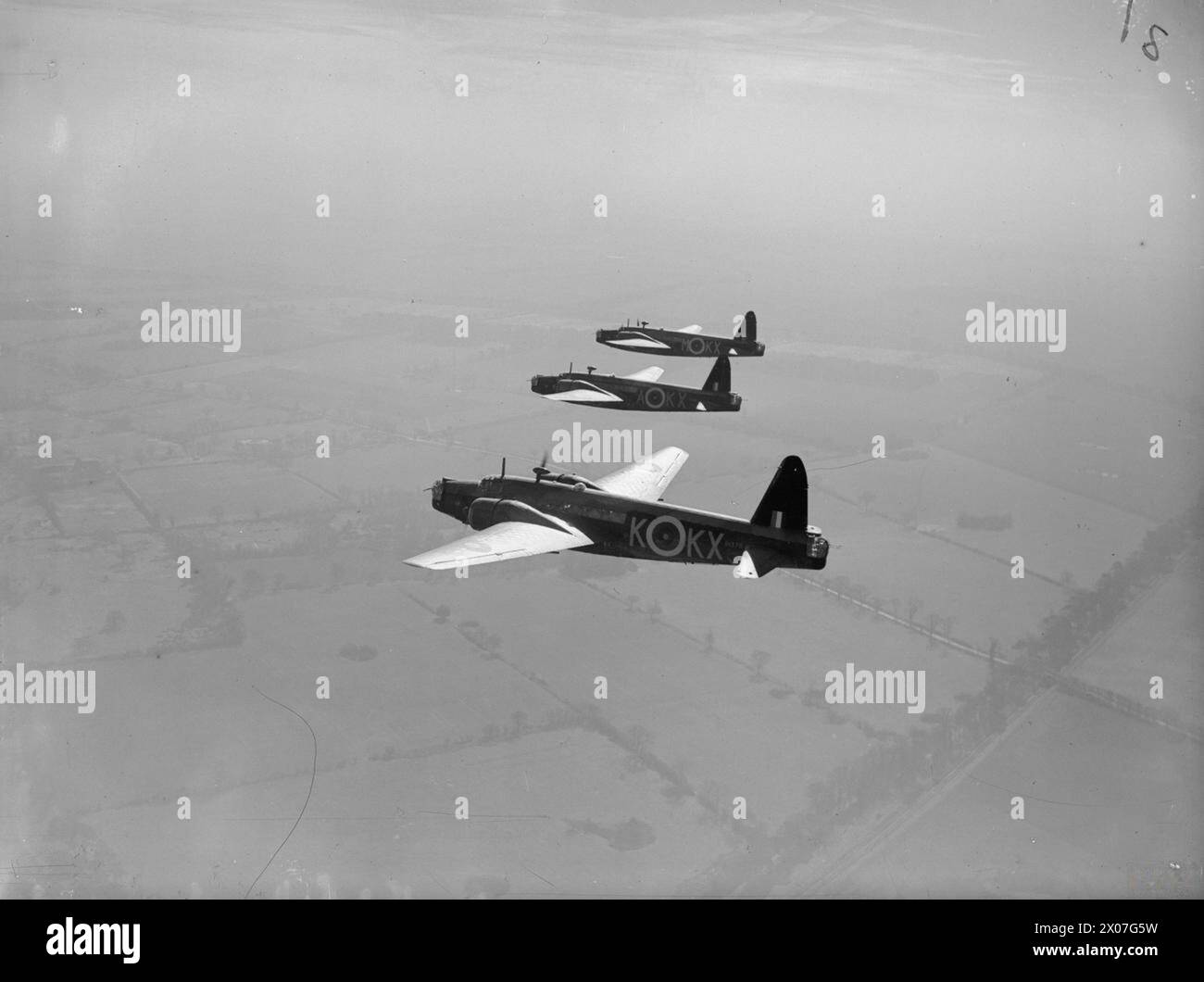 COMMANDEMENT DES BOMBARDIERS DE LA ROYAL AIR FORCE, 1939-1941 - trois circuits intégrés Vickers Wellington Mark, R1378 «KX-K» et T2541 «KX-A» et R1410 «KX-M», du No. 311 (Tchécoslovaquie) Squadron RAF basé à East Wretham, Norfolk, volant en formation d'échelon portuaire au-dessus de la Royal Air Force, Escadre, 103 Banque D'Images