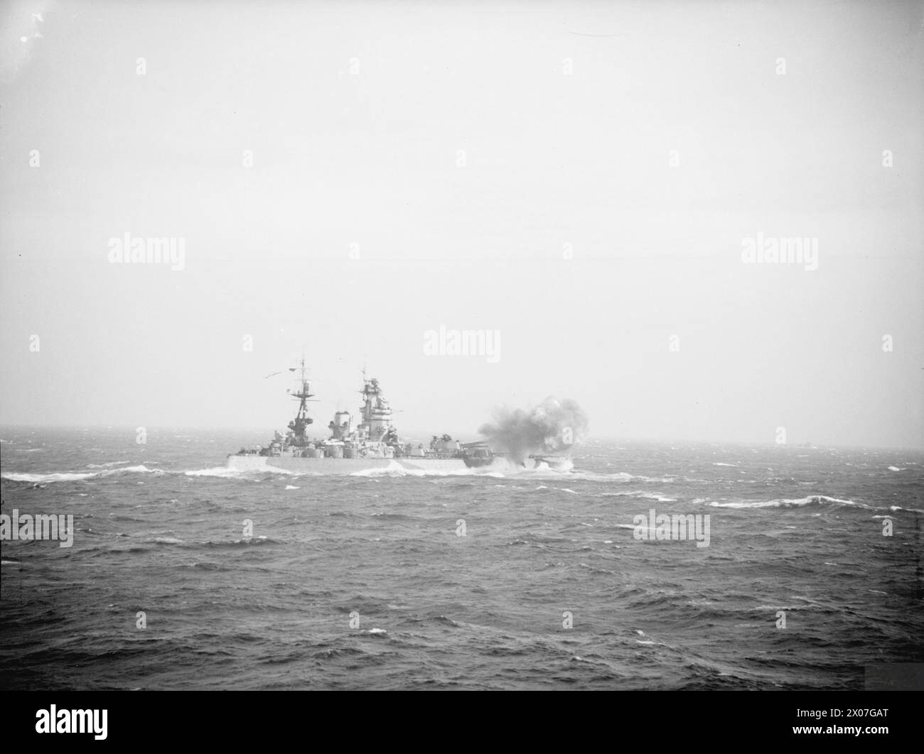 En avril 1943, le HMS Nelson, un cuirassé britannique de 33 500 tonnes, long de 710 pieds avec un effectif de 1 361 hommes, tire son armement principal en Méditerranée occidentale. Ses armes comprenaient 9 canons de 16 pouces, 12 canons de 6 pouces, 6 canons anti-aériens de 4,7 pouces et des canons plus petits. Banque D'Images