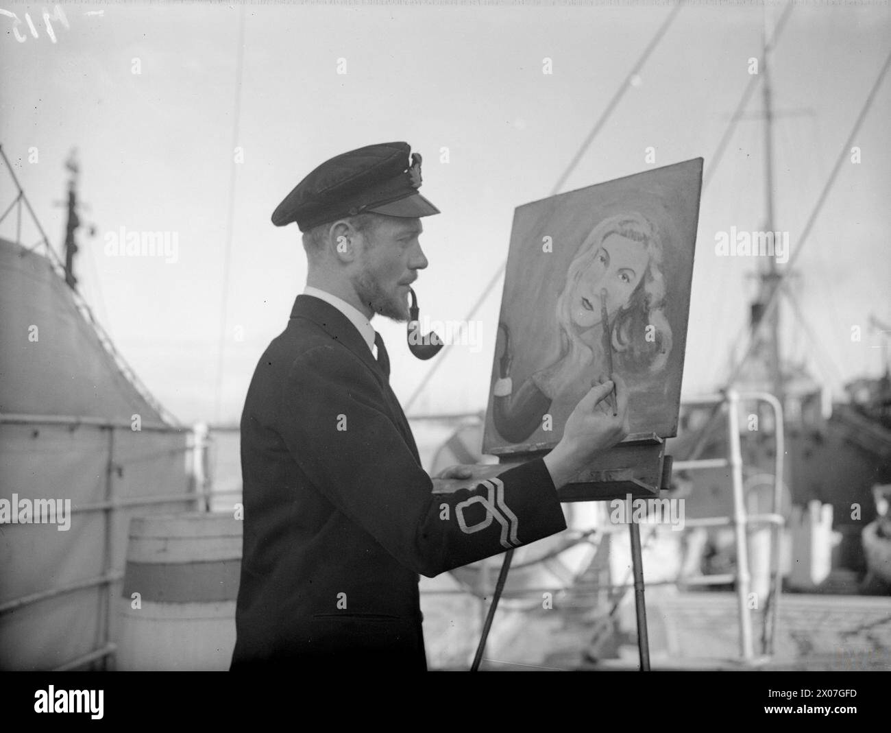 En septembre 1943, des officiers et des hommes de la Home Fleet préparent des cadeaux de Noël à bord des navires de la marine marchande, avec le lieutenant J Clarke, RNVR, peignant un modèle appelé « Pipe's Dream ». Banque D'Images