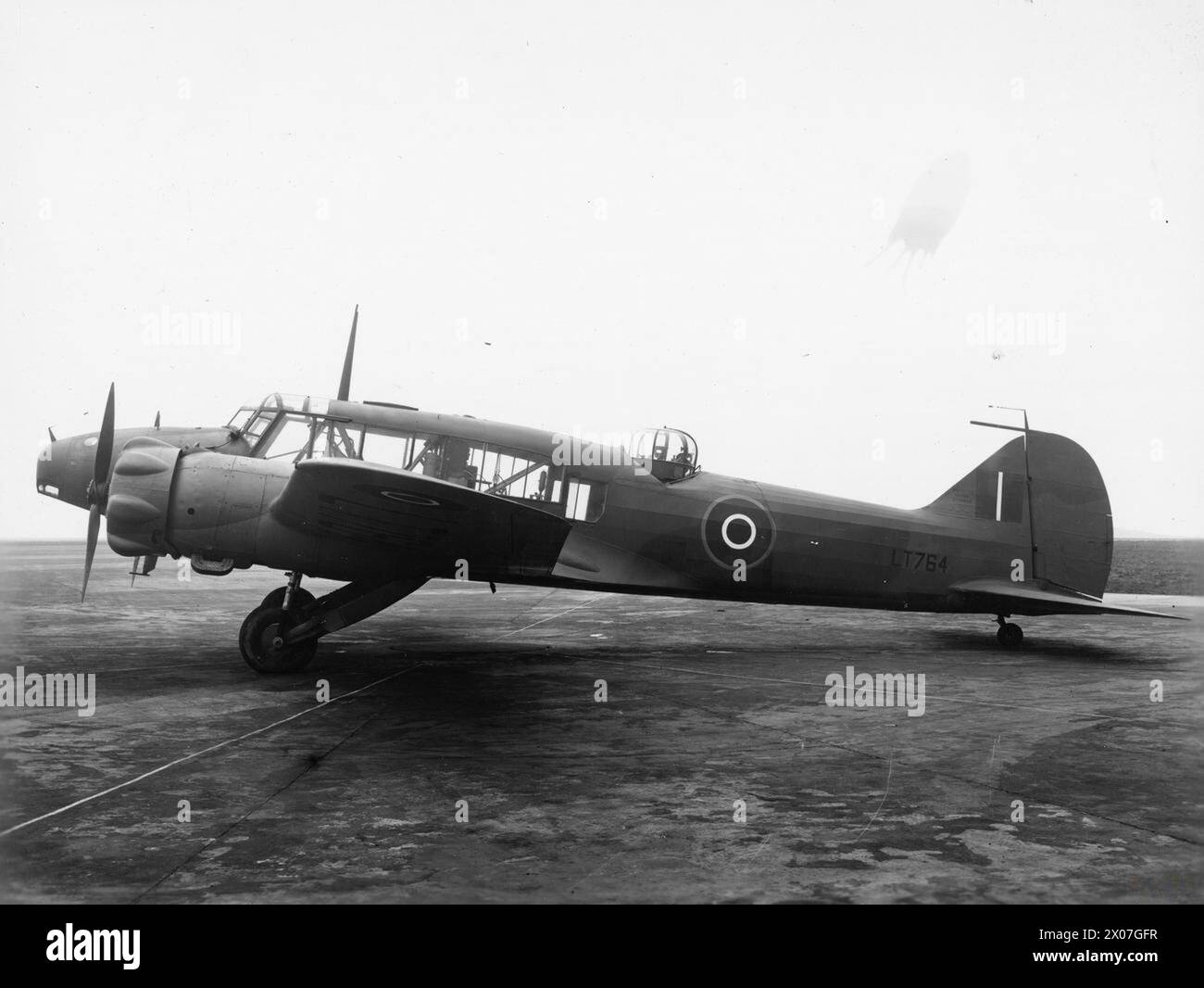 Un Avro 652A Anson Mark X, LT764, est photographié au sol à Yeadon, Yorkshire après avoir été achevé par Un V Roe & Co Ltd Il a servi avec l'Airborne Forces Experimental Establishment, l'Airplane and Armament Experimental Establishment et l'Aircraft Torpedo Development Unit de la Royal Air Force. Banque D'Images