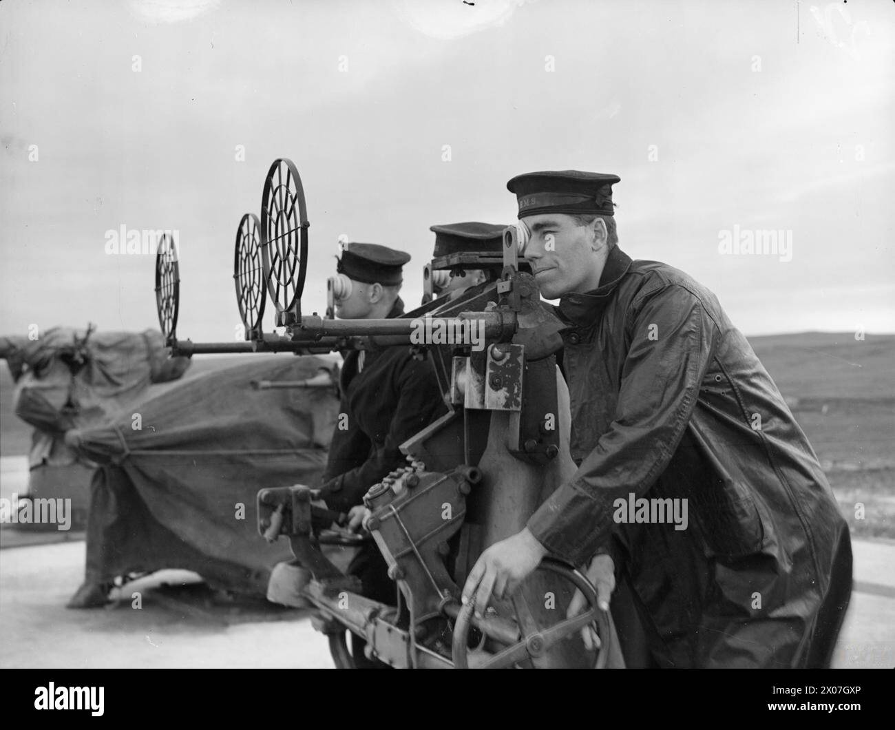 Les marins du HMS Wheatland s'entraînent au combat terrestre à Northern Range, Orkneys, du 1er au 3 juin 1942, pratiquant avec des fusils, des baïonnettes, des armes automatiques et des canons antiaériens à terre. Banque D'Images