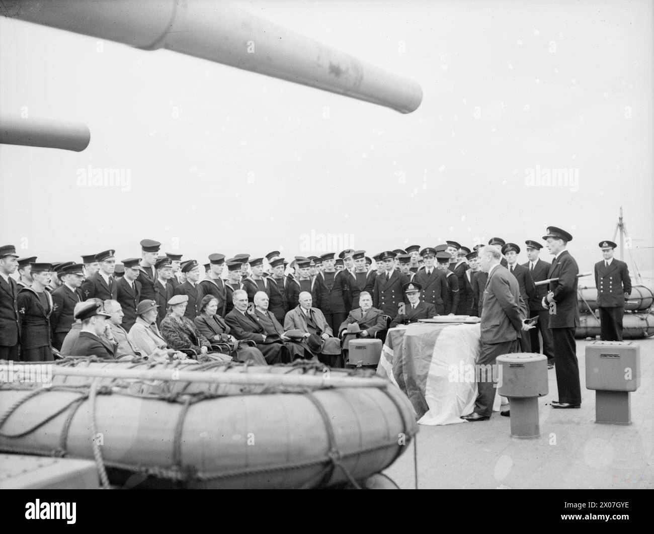 Le HMS Bellona, un croiseur de classe Dido, a été adopté par les habitants de Fifeshire à Greenock le 15 octobre 1942. Lord Elgin, Lord Lieutenant of Fife, s'est adressé à la compagnie du navire pendant la cérémonie. Banque D'Images