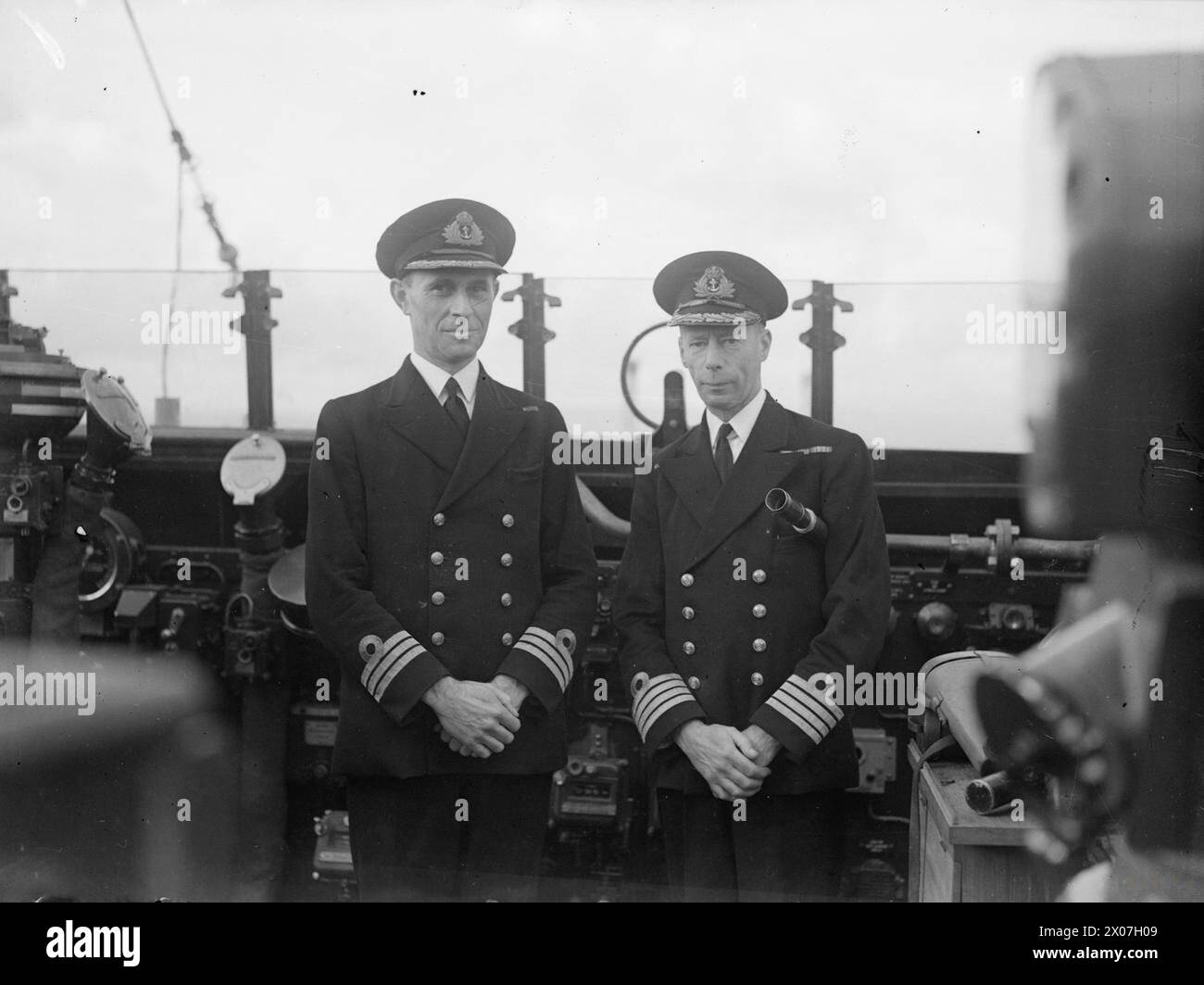 HMS Royalist, un croiseur de classe Dido, à Greenock le 3 septembre 1943. Le commandant W.E. Wilson et le capitaine M.H. Evelegh sont sur le pont. Banque D'Images