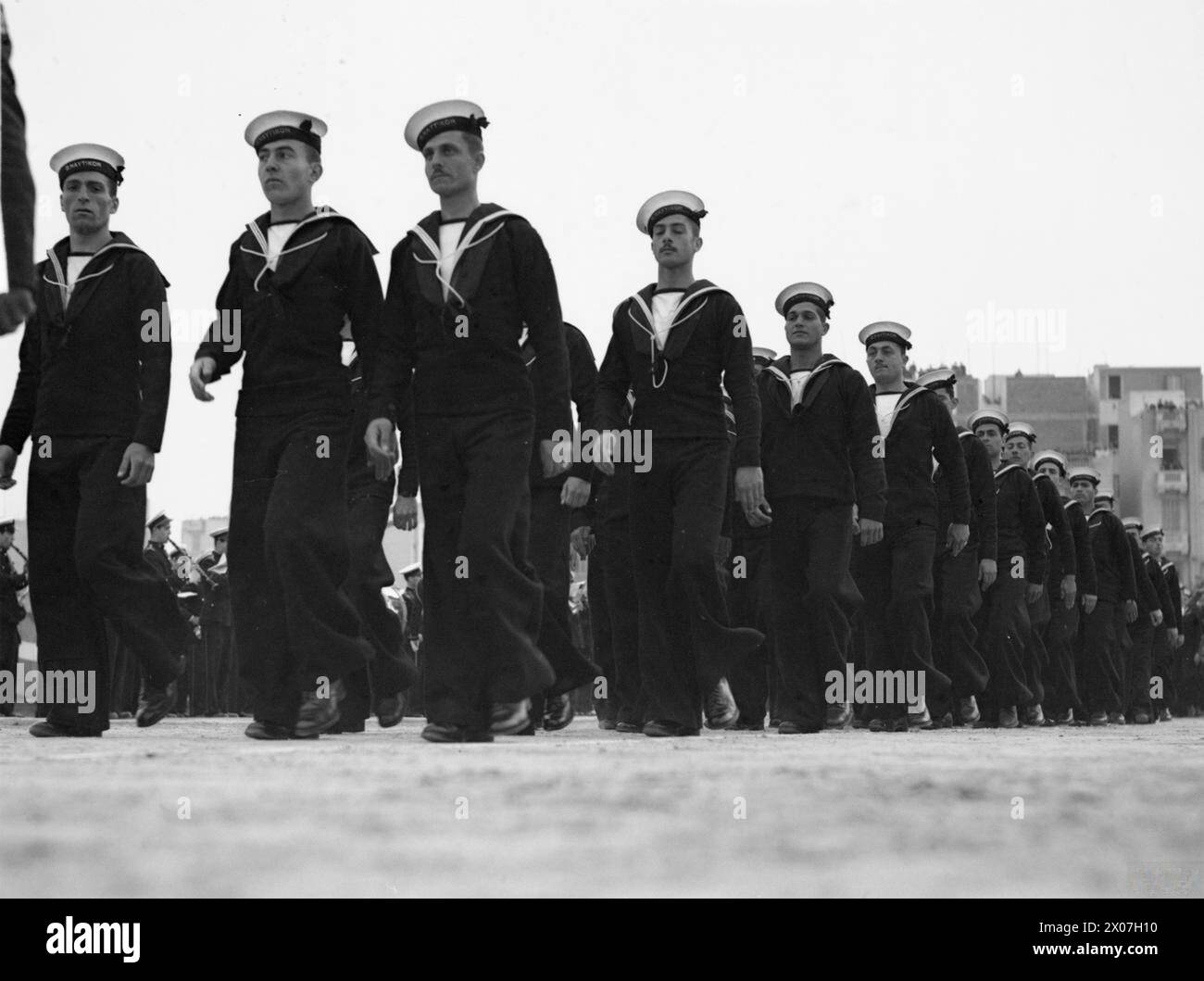 Le 25 mars 1942, à Alexandrie, 500 recrues ont prêté serment dans la marine grecque libre et ont marché après la cérémonie. Banque D'Images