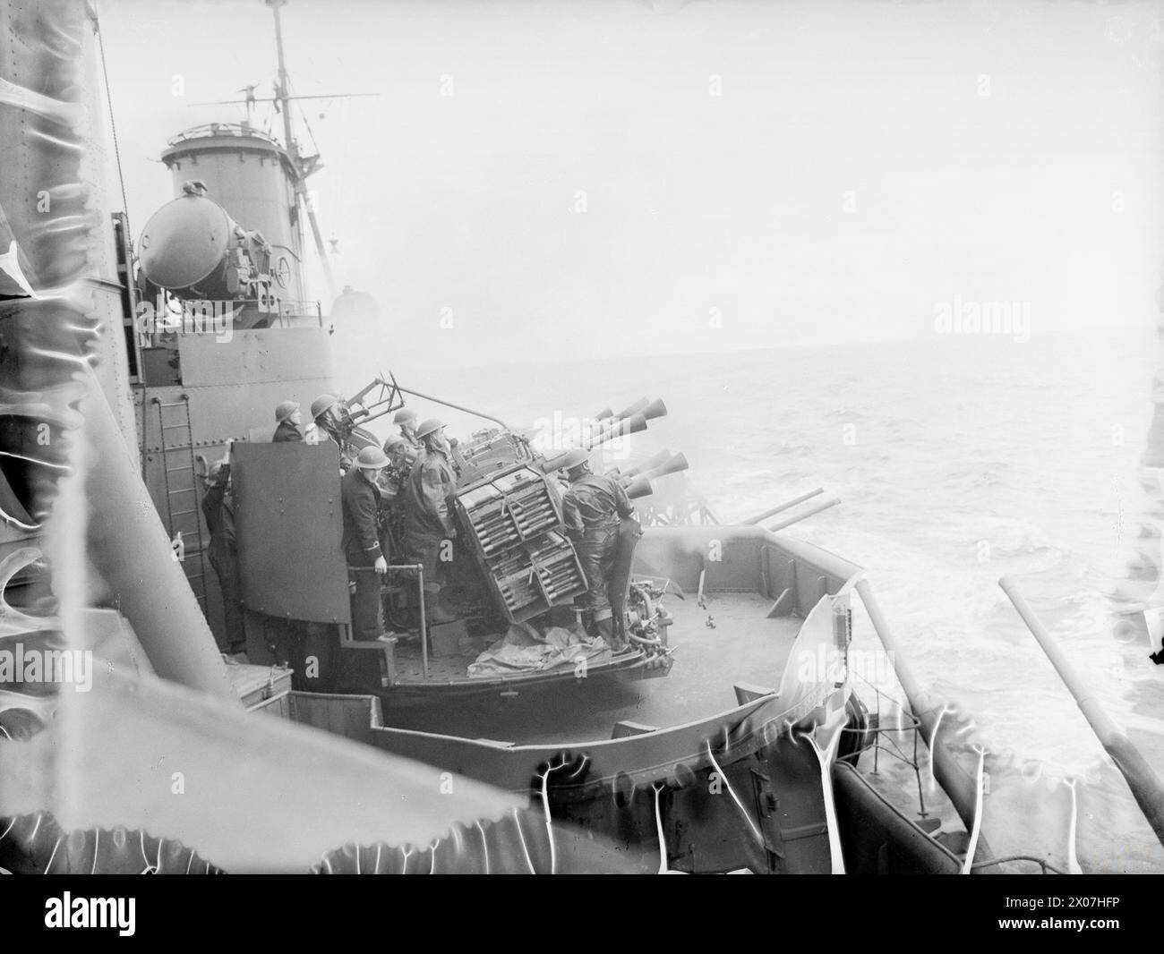 Du 12 au 21 décembre, Winston Churchill se rend en Amérique à bord du HMS Duke of York. Pendant le voyage, les pompons du navire ont été utilisés dans des exercices de tir pratiques. Banque D'Images