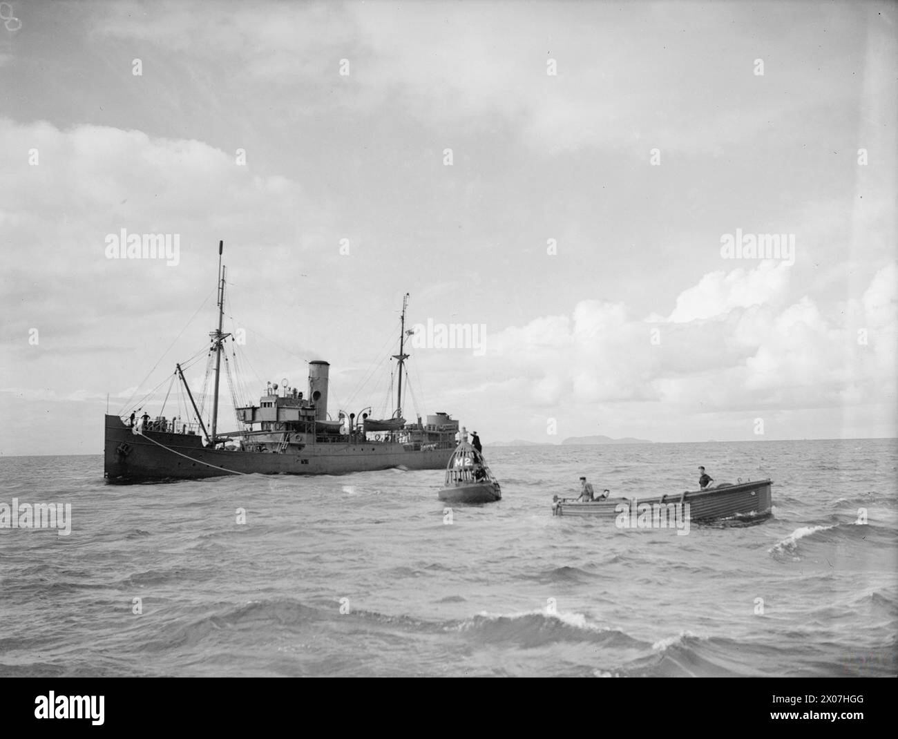 Le HMT Stella Pegasi en service actif en juillet 1943 escortant le navire Pole Star, livrant magasins et fournitures aux équipages des phares le long de la côte. Banque D'Images