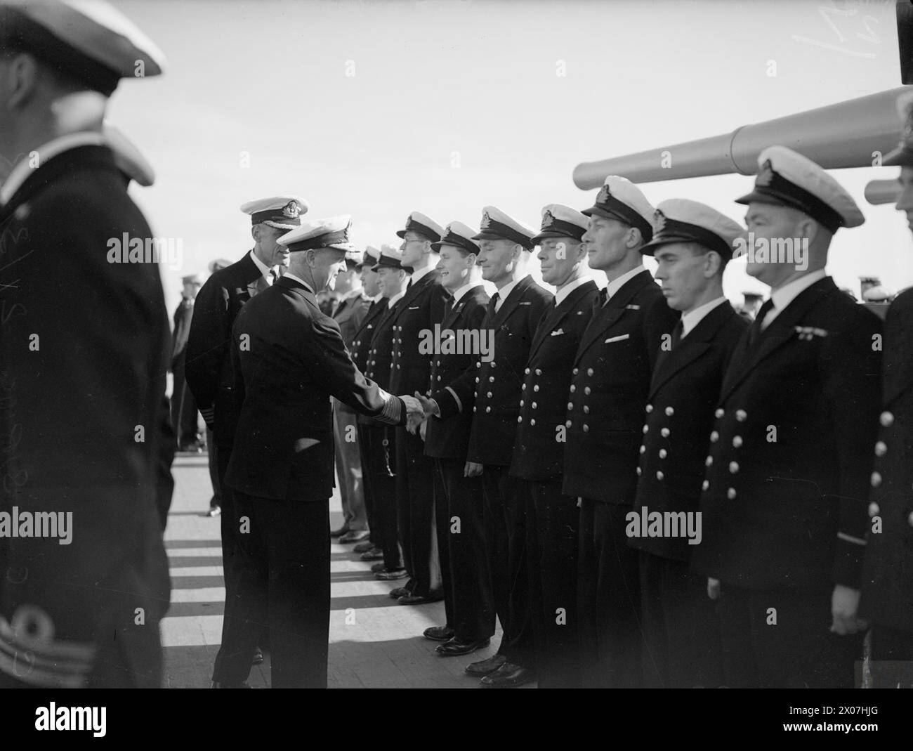 L'amiral de la flotte Sir Andrew Cunningham inspecte les divisions et serre la main aux officiers à bord du croiseur de classe Dido HMS Sirius à Alger les 14 et 21 mars 1943. Le HMS Sirius participe à l'action nocturne de décembre 1942 qui coule six navires de l'axe, dont deux destroyers d'un convoi à destination de la Tunisie. Banque D'Images