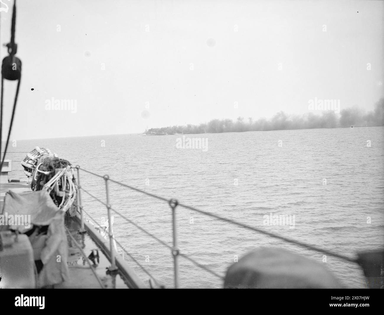 Le 12 mai 1944, le HMS Dido, escorté par des destroyers américains, effectue des tirs harcelants sur la voie Appienne près de Terracina et contre l'artillerie ennemie s'opposant à la 5e armée à Gaeta, avec l'USS Mackenzie fournissant une couverture anti-fumée. Banque D'Images