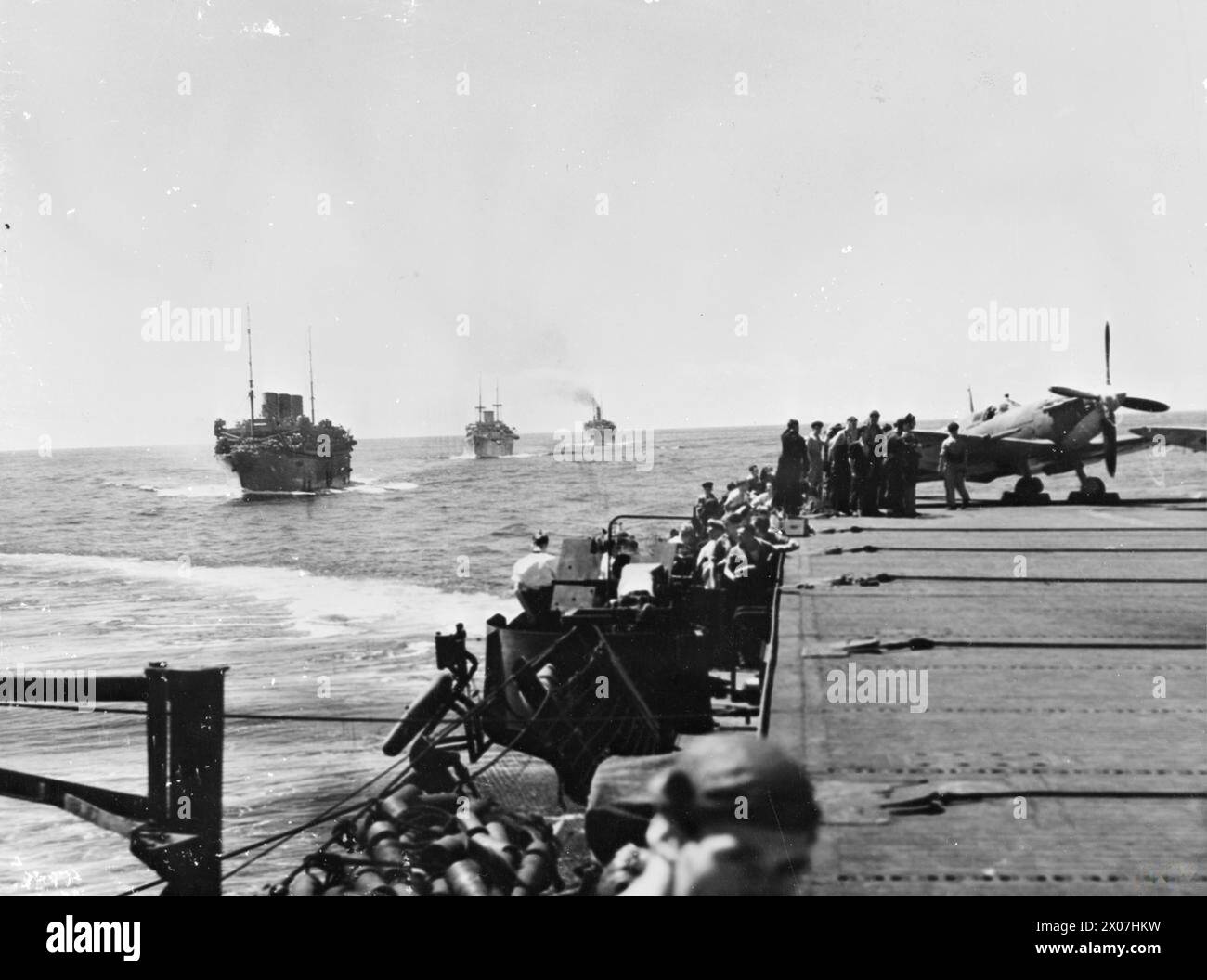 LE BRAS AÉRIEN DE LA FLOTTE À SALERNE. NOVEMBRE 1943, À BORD DU PORTE-AVIONS D'ESCORTE HMS HUNTER PENDANT LES OPÉRATIONS DE SALERNE. - Un porte-avions escortant un convoi de troupes juste avant les opérations de Salerne Banque D'Images