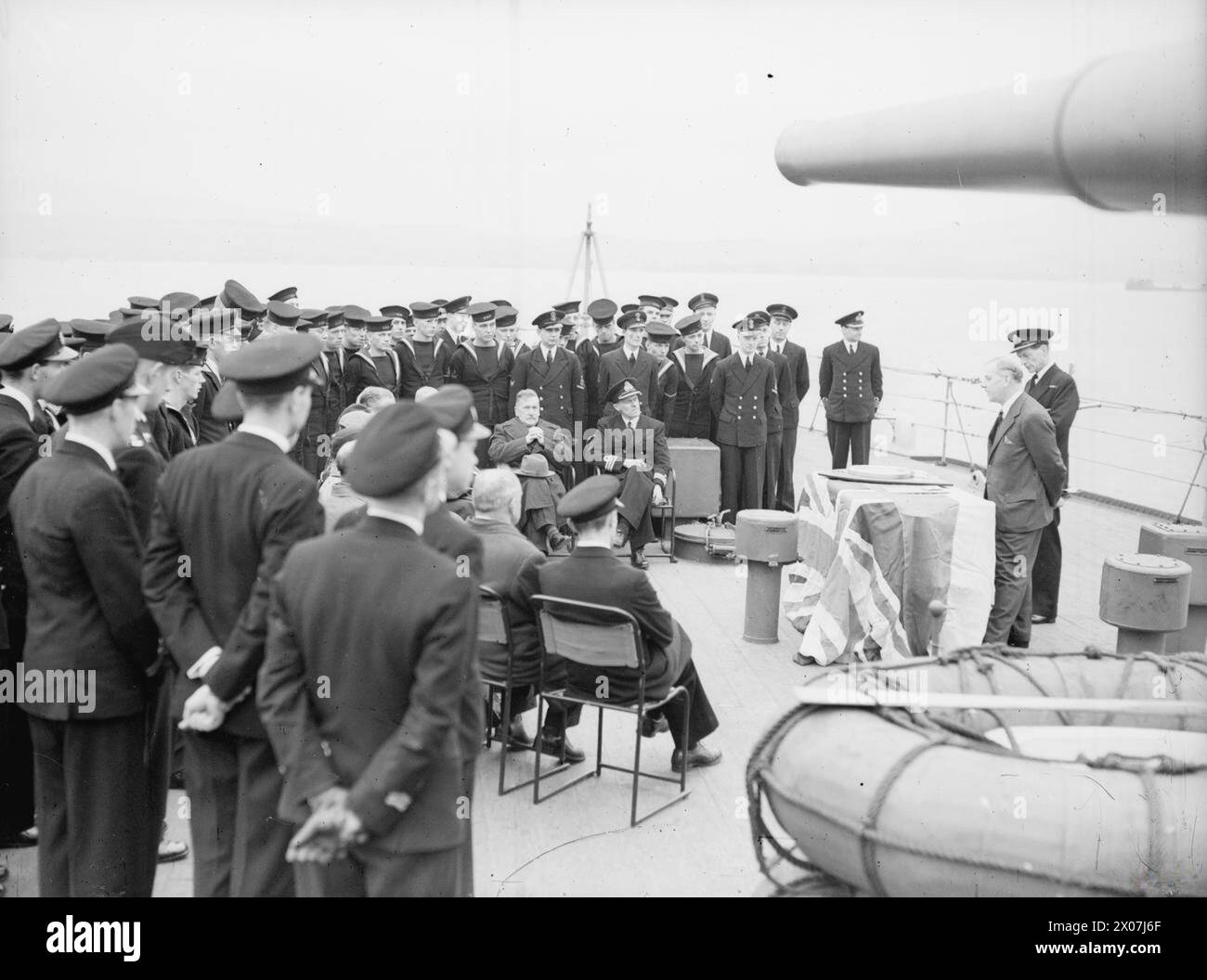 Le 15 octobre 1942 à Greenock, les habitants de Fifeshire adoptent le croiseur de classe Dido HMS Bellona. Lord Elgin, Lord Lieutenant of Fife, s'est adressé à la compagnie du navire pendant la cérémonie. Banque D'Images