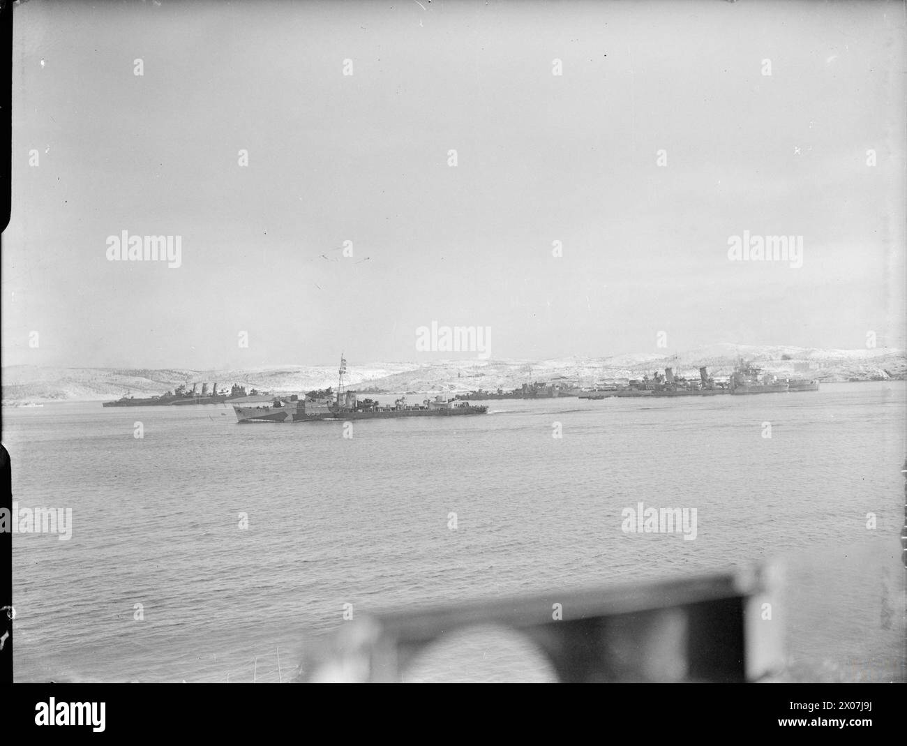 Le HMS Odurate part d'une baie russe, flanquée du HMS Cumberland et du HMS Belfast, avec le HMS Faulknor à ses côtés. La photographie a été prise à Vaenga après l'arrivée du convoi JW 53. Banque D'Images
