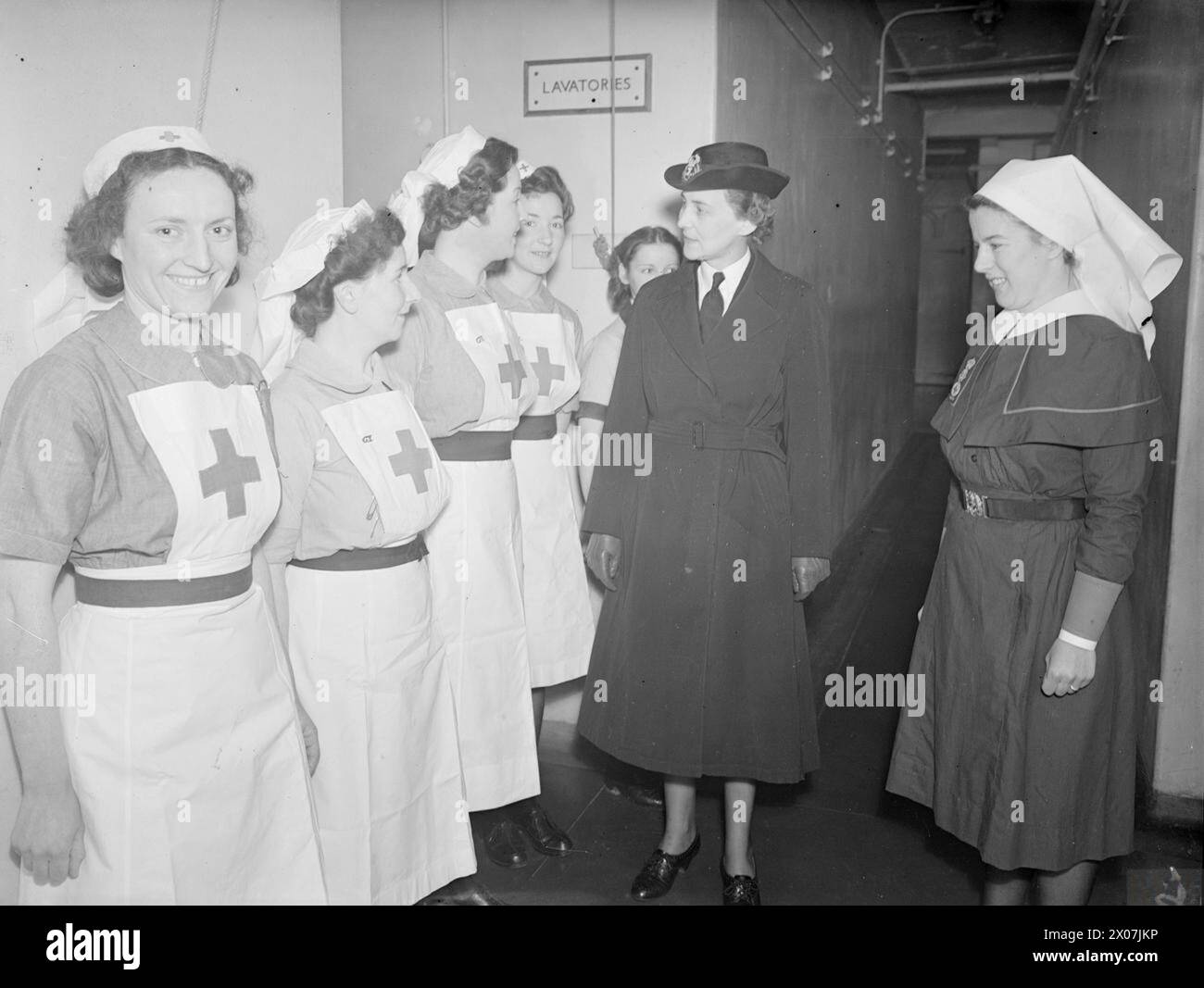 La duchesse de Kent inspecte le personnel du WRNS aux bases navales de Rosyth et Granton près d'Édimbourg le 21 octobre, observant les infirmières et le personnel au travail dans la baie de maladie du pavillon vert. Banque D'Images
