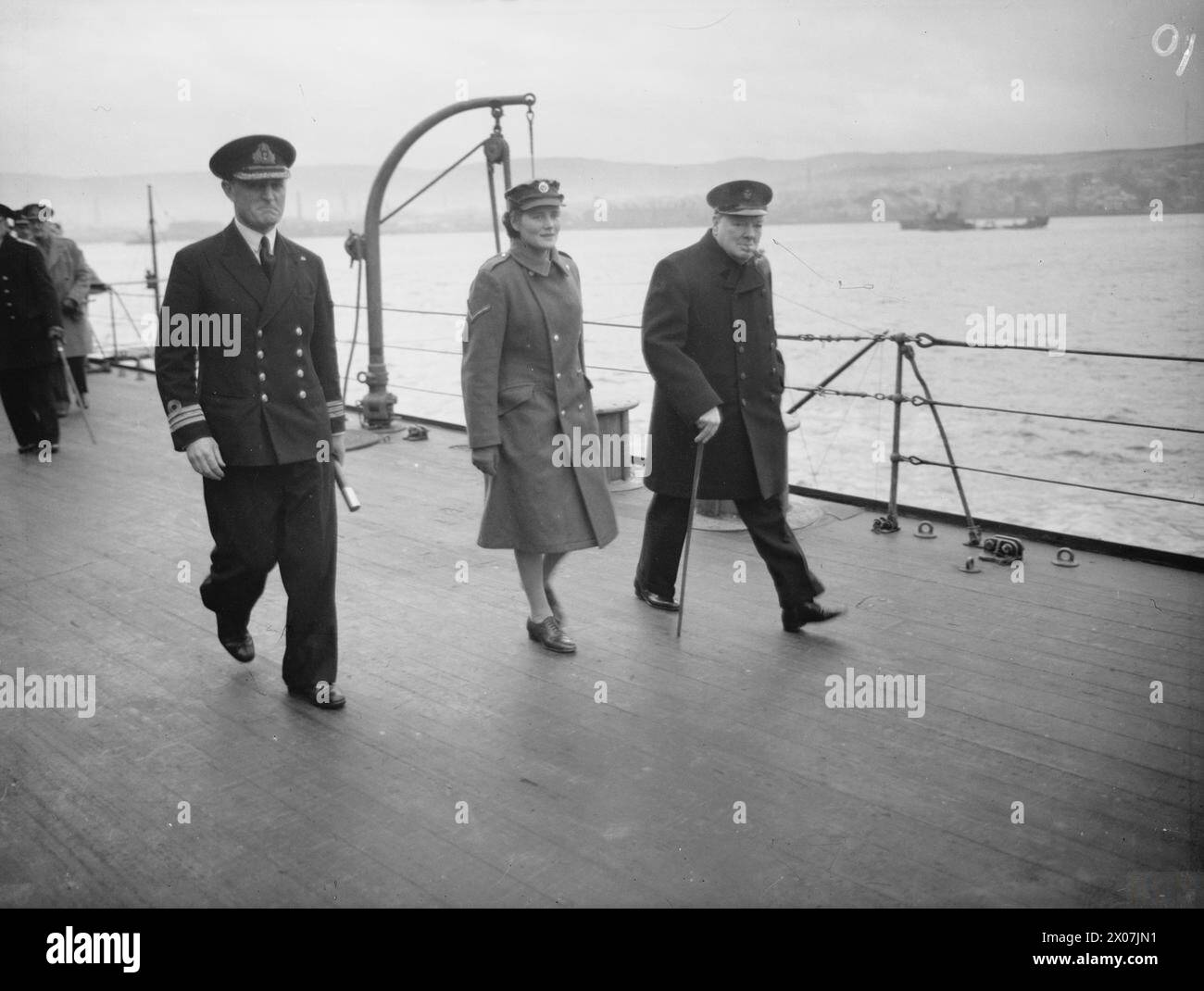 Winston Churchill marche sur le pont du HMS Duke of York avec sa fille Mary, en uniforme ATS, escortée par le commandant Macintosh, avant son départ pour l'Amérique du 12 au 21 décembre. Banque D'Images