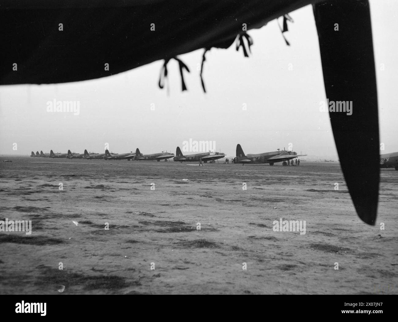 FORCE AÉRIENNE ROYALE : ITALIE, BALKANS ET EUROPE DU SUD-EST, 1942-1945. - Vickers Wellington Mark IIis et Mark XS du No. 40 Squadron RAF en préparation pour une mission de bombardement nocturne à Foggia main, Italie Royal Air Force, 40 Squadron Banque D'Images