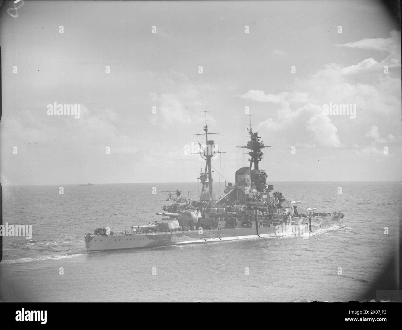 Le HMS Resolution, un cuirassé de la Royal Navy, opère en mer au large de Madagascar pendant la seconde Guerre mondiale. Banque D'Images