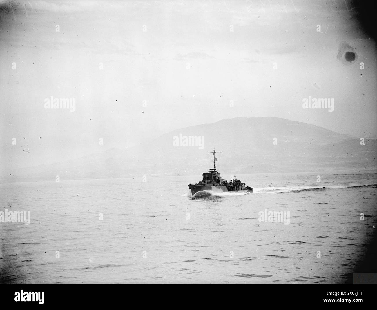 Du 9 au 11 juin 1943, les unités navales britanniques participent à la capture de Pantelleria à la suite d'attaques aériennes et maritimes lourdes, y compris le HMS Eggersford, qui bombarde les batteries et installations côtières italiennes. Banque D'Images