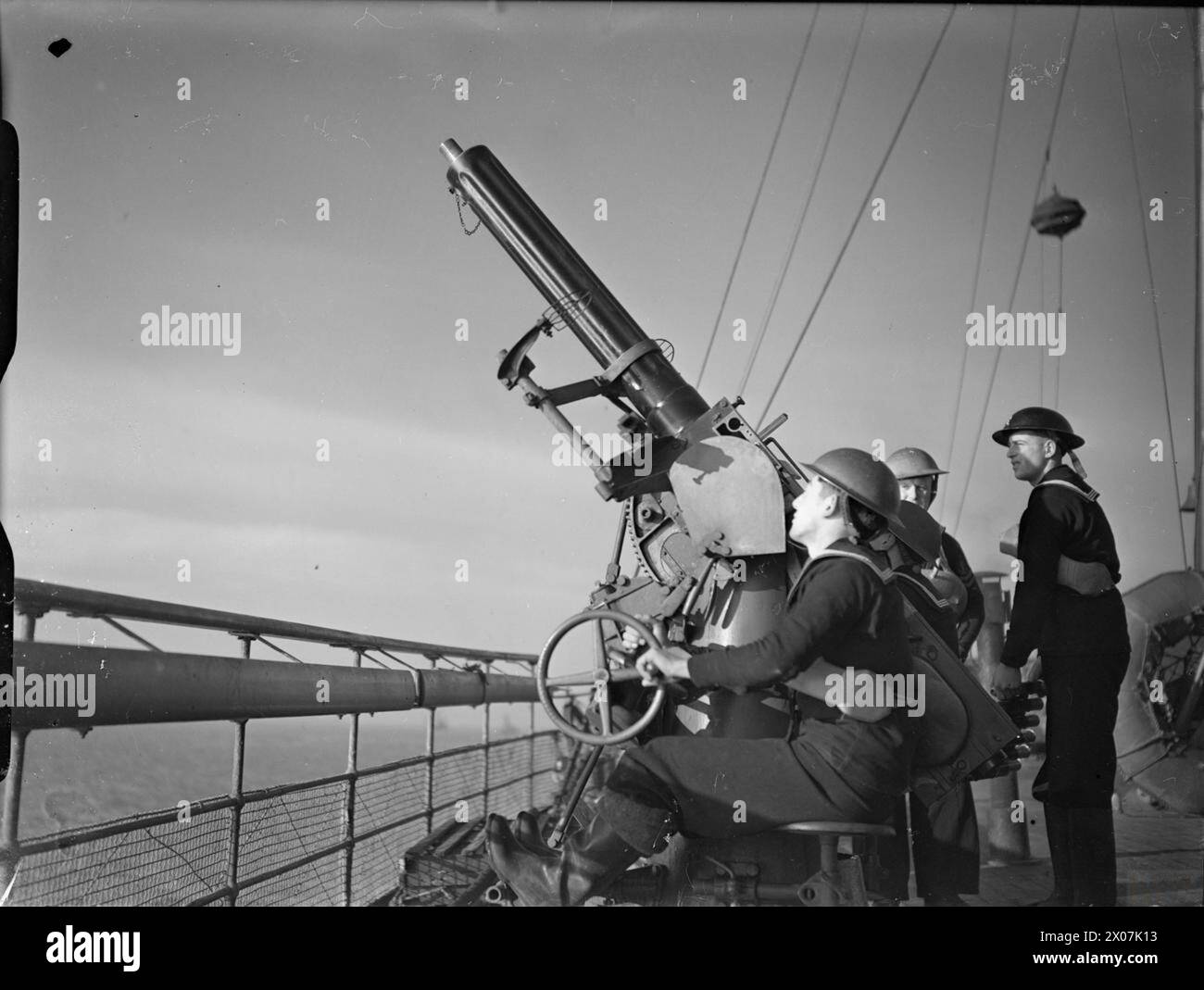 LA ROYAL NAVY PENDANT LA SECONDE GUERRE MONDIALE - l'équipage d'un canon Quick Fire (QF) Mark II de 2 livres monté sur Mark II à bord du HMS ROYAL EAGLE Royal Navy, HMS Royal Eagle, navire antiaérien, (1932) Banque D'Images