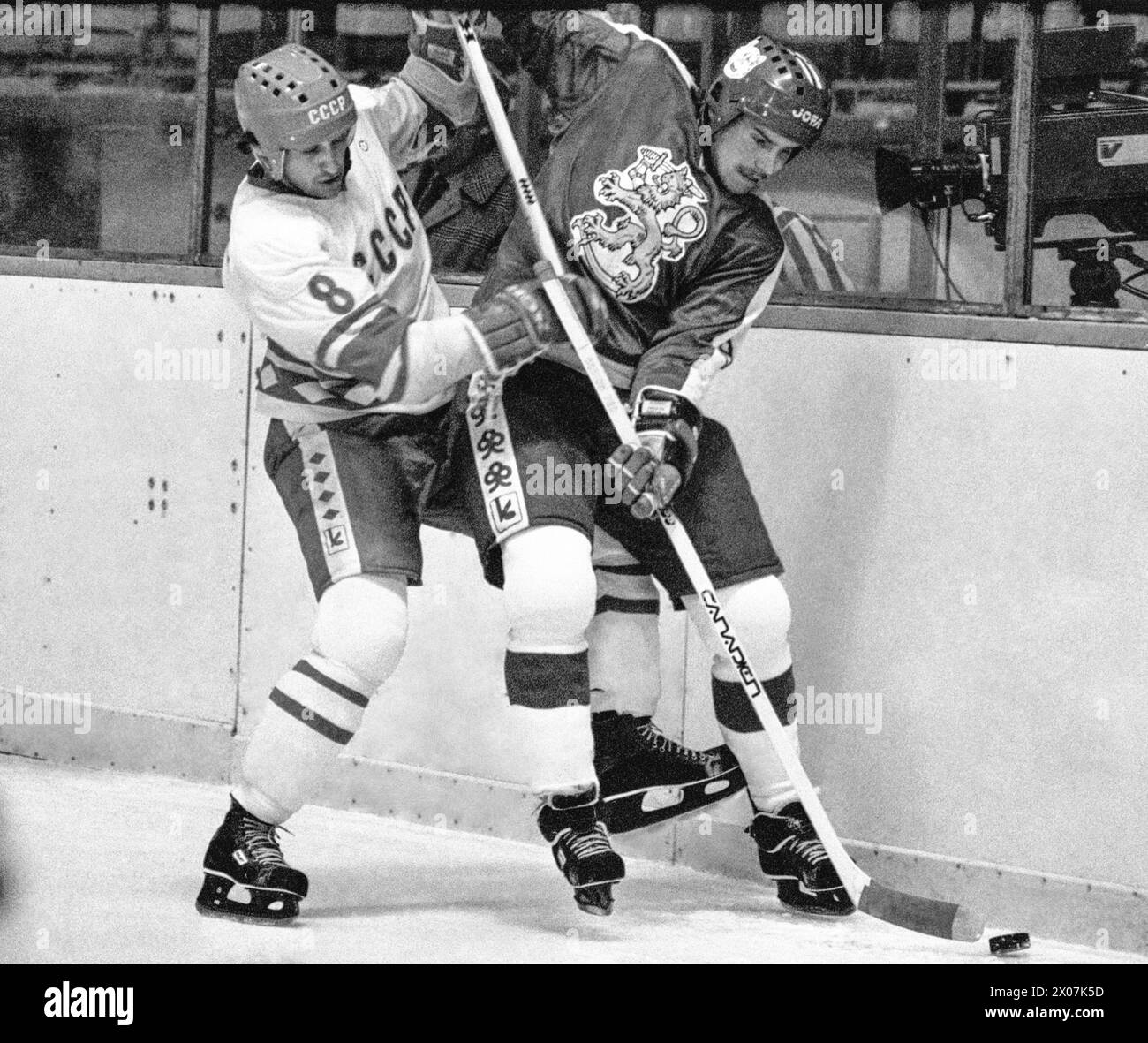 CHAMPIONNAT DU MONDE de hockey sur glace en Suède 1981Finlande-Soviétique ikari eloranta Finlande et Sergei Kapustin en combat aux planches Banque D'Images